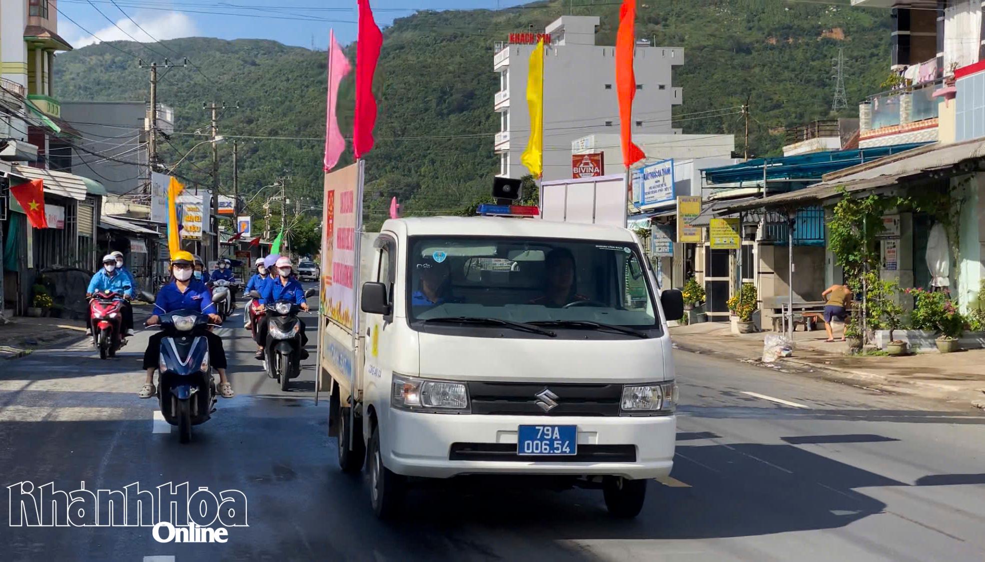 Xe tuyên truyền lưu động trên các tuyến đường trung tâm xã Đại Lãnh.