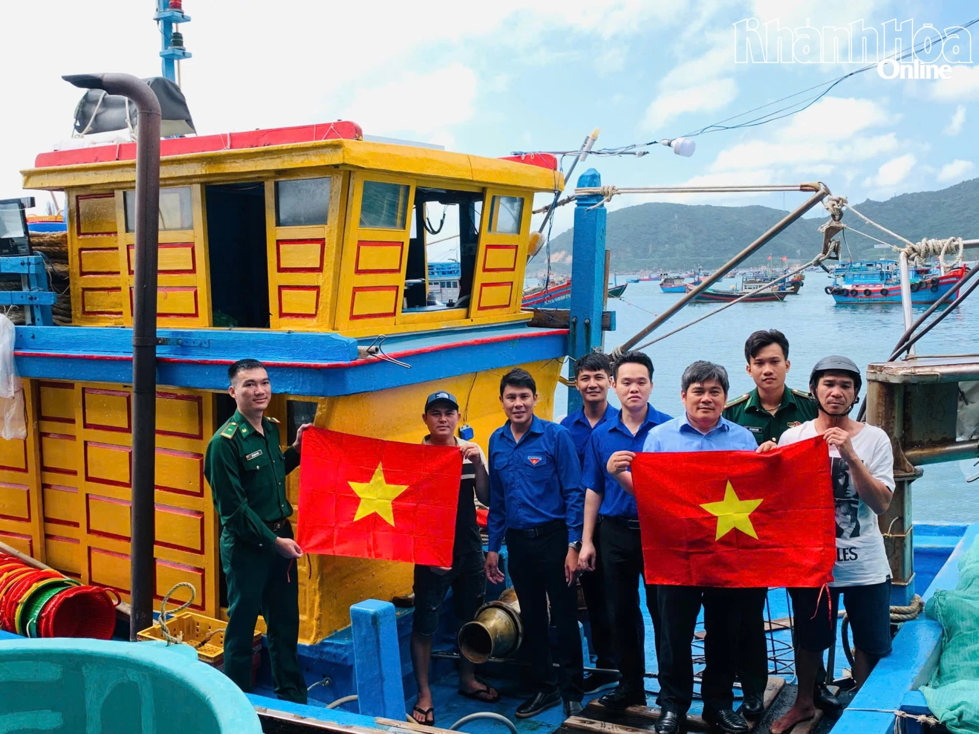 Tặng cờ động viên ngư dân vươn khơi bám biển.