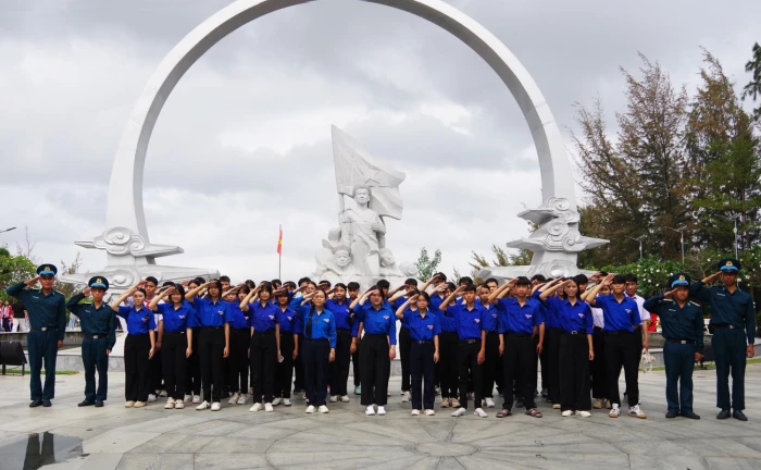 Đoàn Trường THCS Nguyễn Văn Trỗi tổ chức lễ kết nạp đoàn viên mới tại Khu tưởng niệm chiến sĩ Gạc Ma