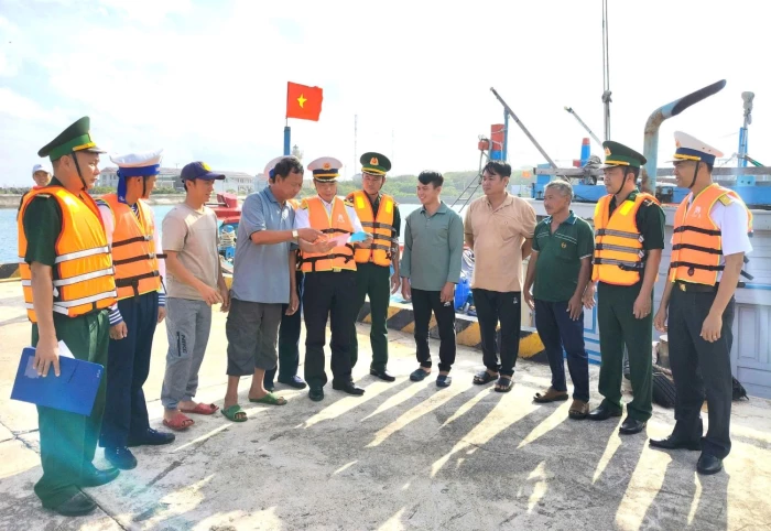 Đồn Biên phòng Trường Sa phối hợp tuyên truyền bầu cử cho ngư dân 