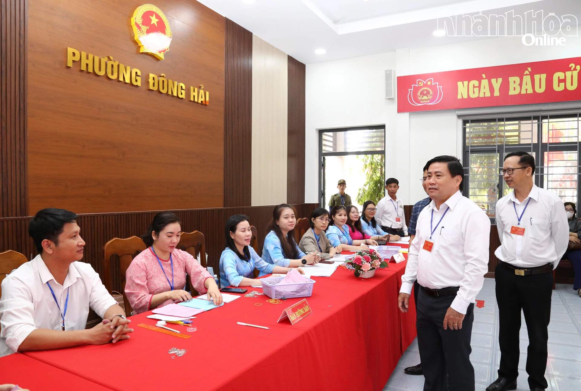 Đồng chí Lâm Đông kiểm tra công tác bầu cử tại phường Đông Hải (ngày 15-3-2026).