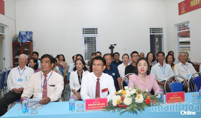 Phó Chủ tịch Thường trực Ủy ban MTTQ Việt Nam tỉnh Trần Thu Mai dự lễ khai mạc bầu cử tại Khu vực bỏ phiếu số 6, xã Diên Lạc