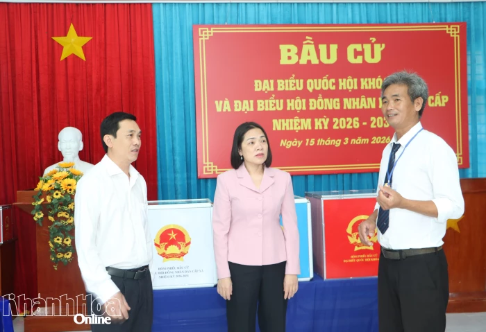 Phó Chủ tịch Thường trực Ủy ban MTTQ Việt Nam tỉnh Trần Thu Mai kiểm tra công tác bầu cử tại xã Suối Hiệp