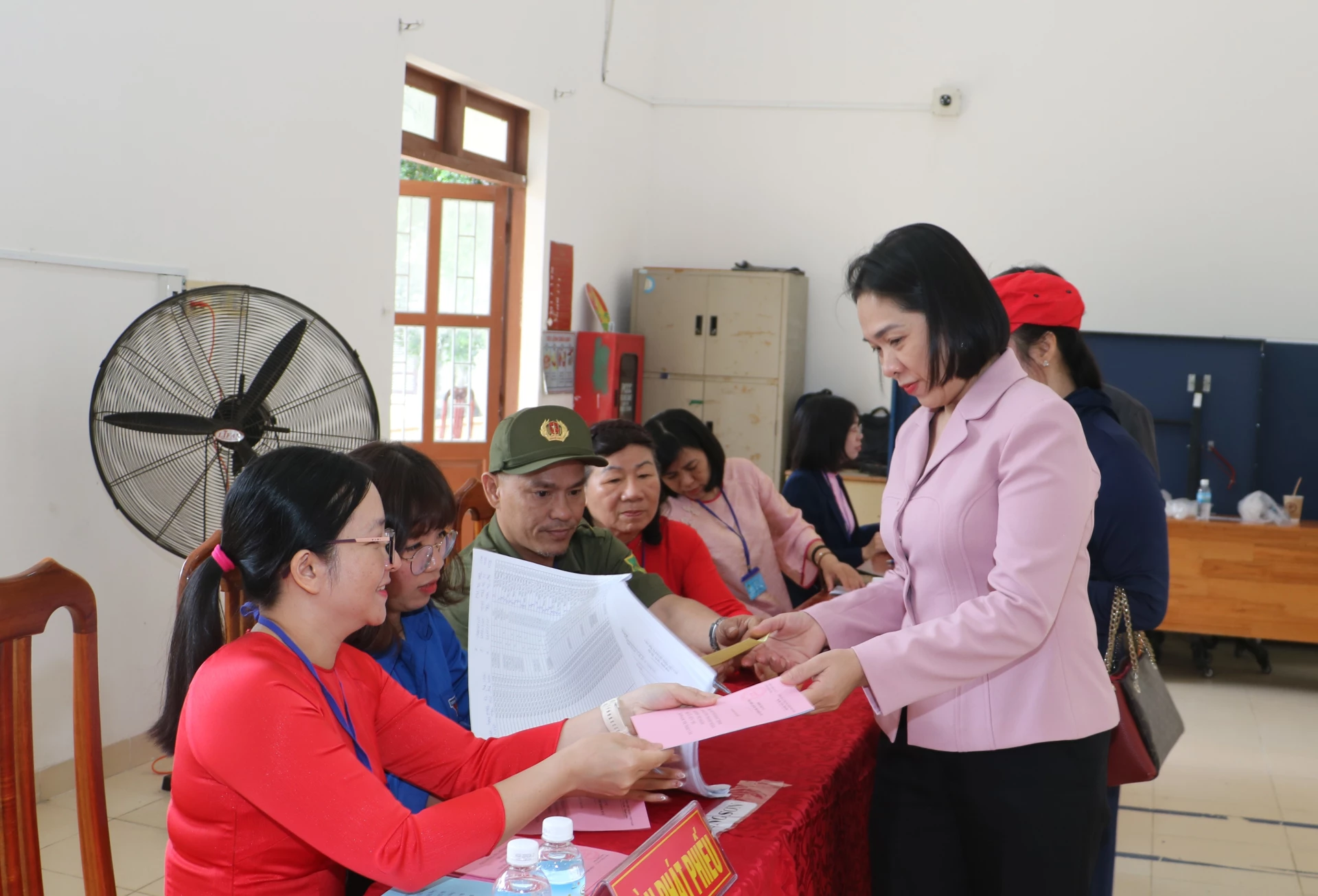 Đồng chí Trần Thu Mai - Ủy viên Ban Thường vụ Tỉnh ủy, 
Phó Chủ tịch Thường trực Ủy ban MTTQ Việt Nam tỉnh, Thành viên Ban Chỉ đạo Bầu cử tỉnh, Ủy viên Ủy ban Bầu cử tỉnh nhận phiếu bầu. Ảnh: CẨM VÂN
