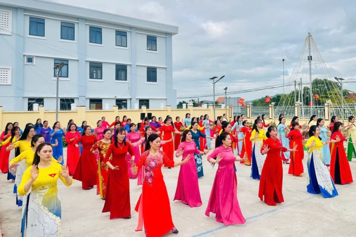 100 cán bộ, hội viên phụ nữ xã Vạn Hưng đồng diễn dân vũ kỷ niệm Ngày Quốc tế Phụ nữ