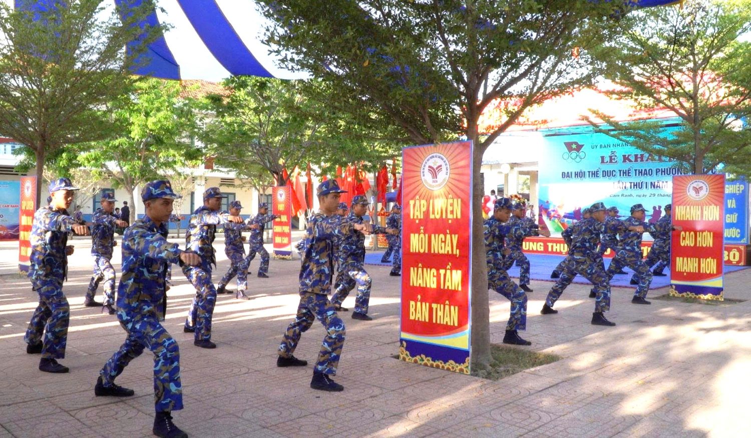 Tiết mục đồng diễn 35 thế liên quyền của các chiến sĩ Lữ đoàn 101 Vùng 4 Hải quân tại lễ khai mạc.