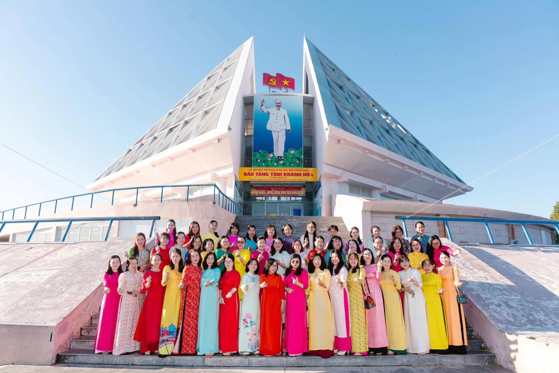 Phụ nữ phường Đông Hải chụp ảnh cùng áo dài tại bảo tàng tỉnh.