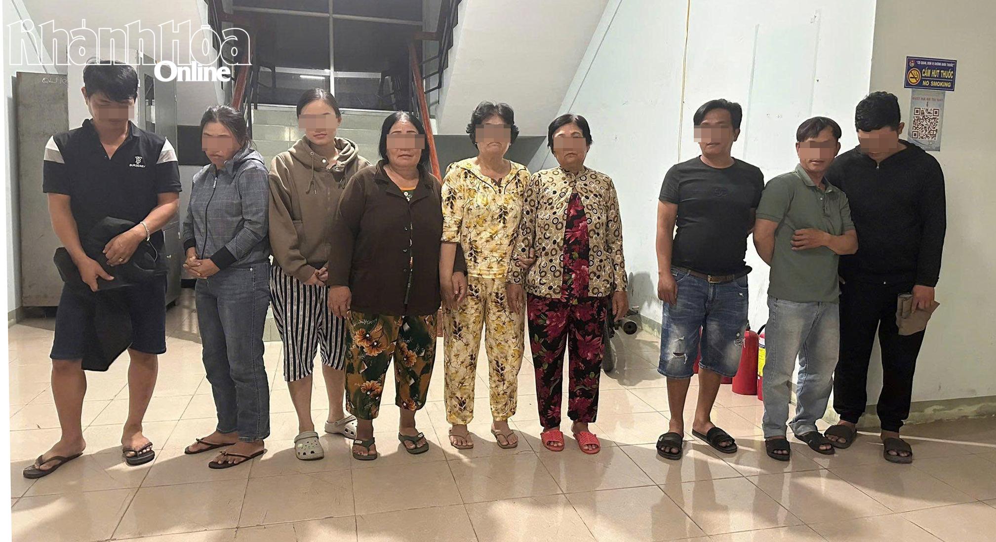 Tại cơ quan công an, các đối tượng tham gia đánh bạc đã khai nhận hành vi vi phạm. 