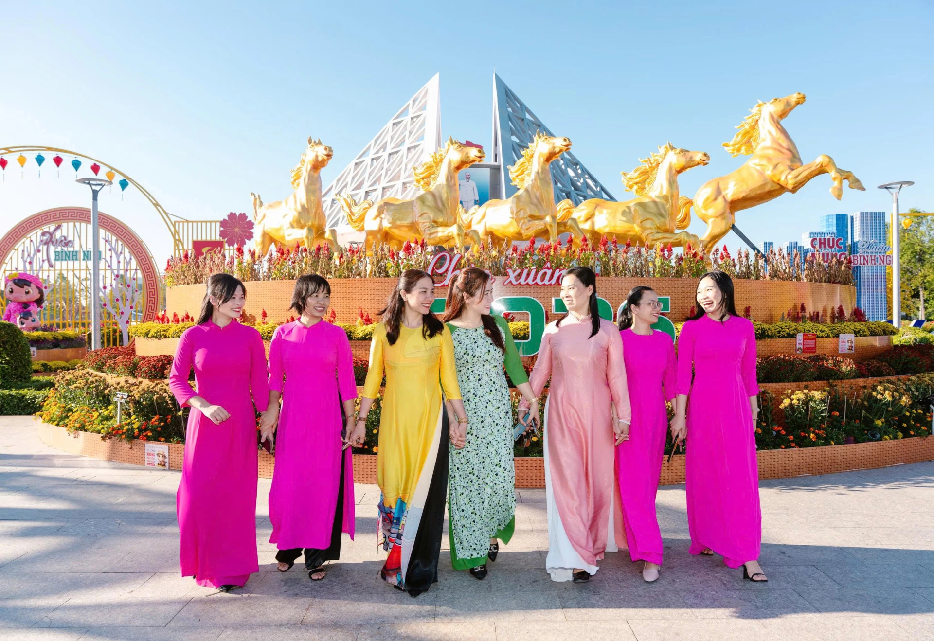 Chị em xúng xính áo dài trên phố.