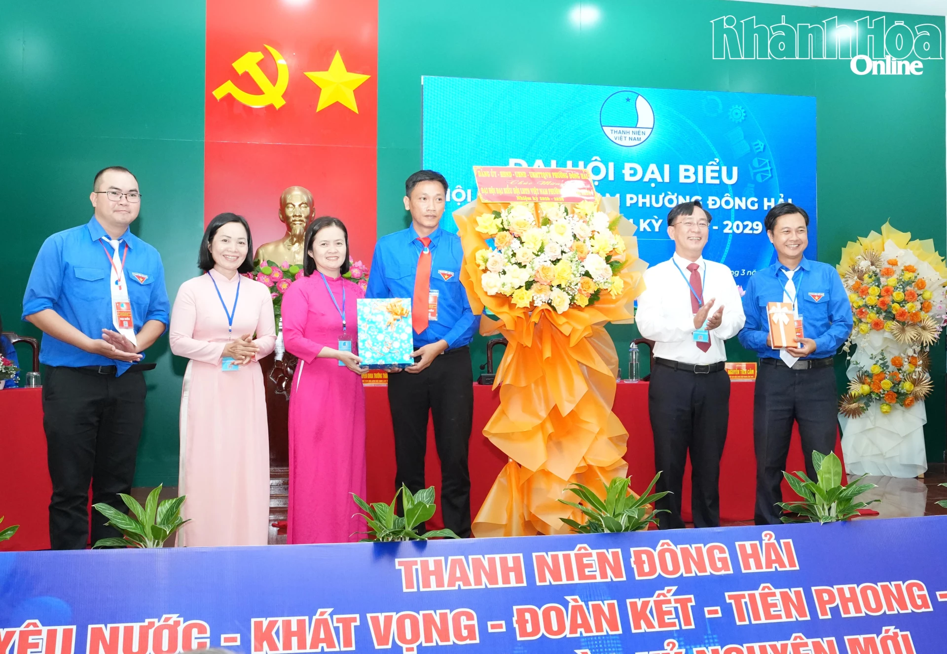 Lãnh đạo phường Đông Hải tặng hoa chúc mừng đại hội.