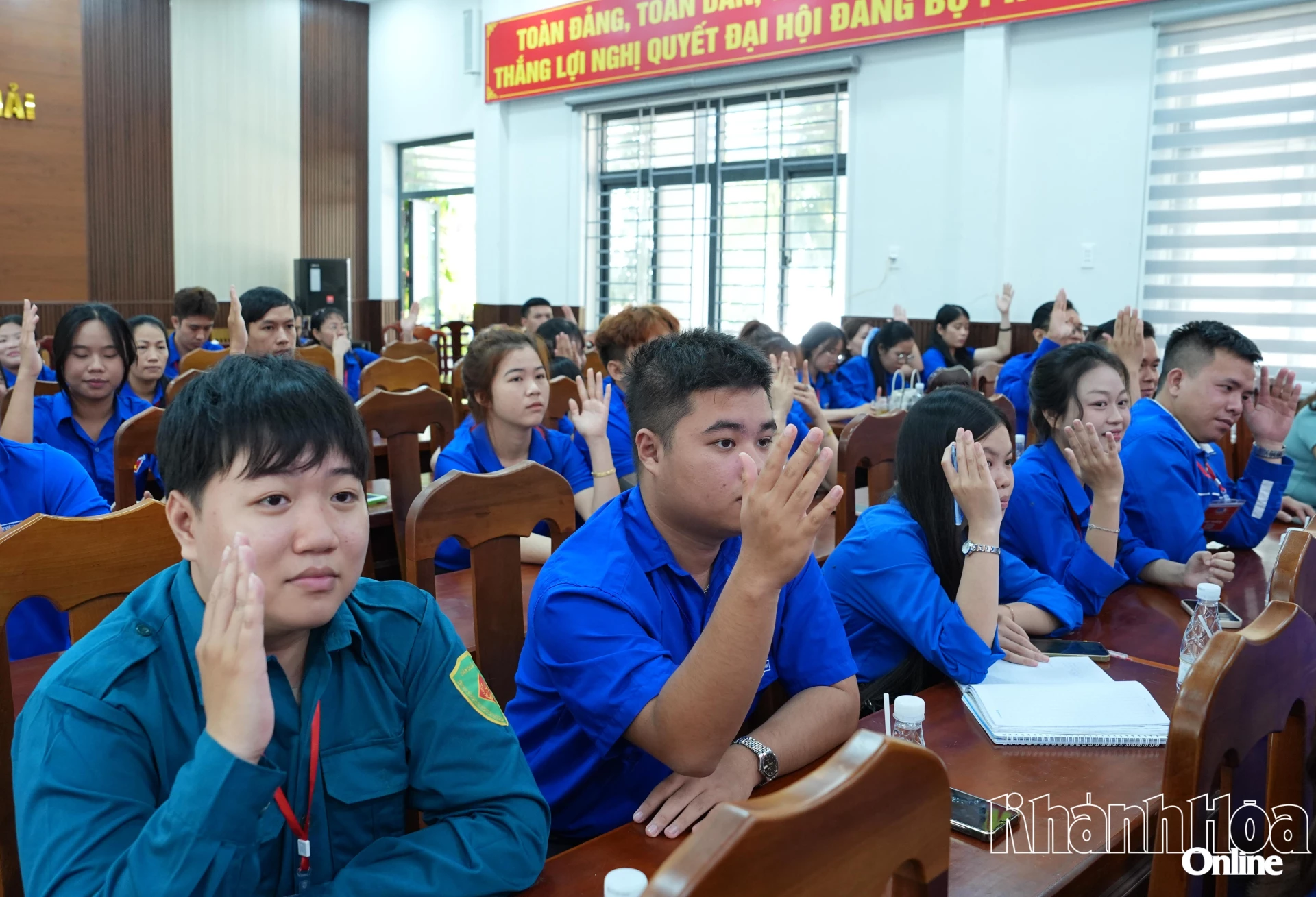 Các đại biểu biểu quyết thông qua dự thảo Nghị quyết Đại hội.