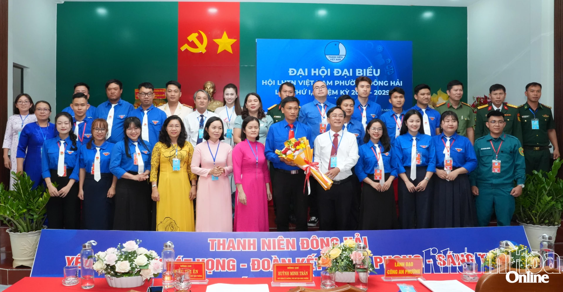 Lãnh đạo phường Đông Hải tặng hoa chúc mừng Ủy ban Hội Liên hiệp Thanh niên Việt Nam phường Đông Hải khóa I, nhiệm kỳ 2026 - 2029.