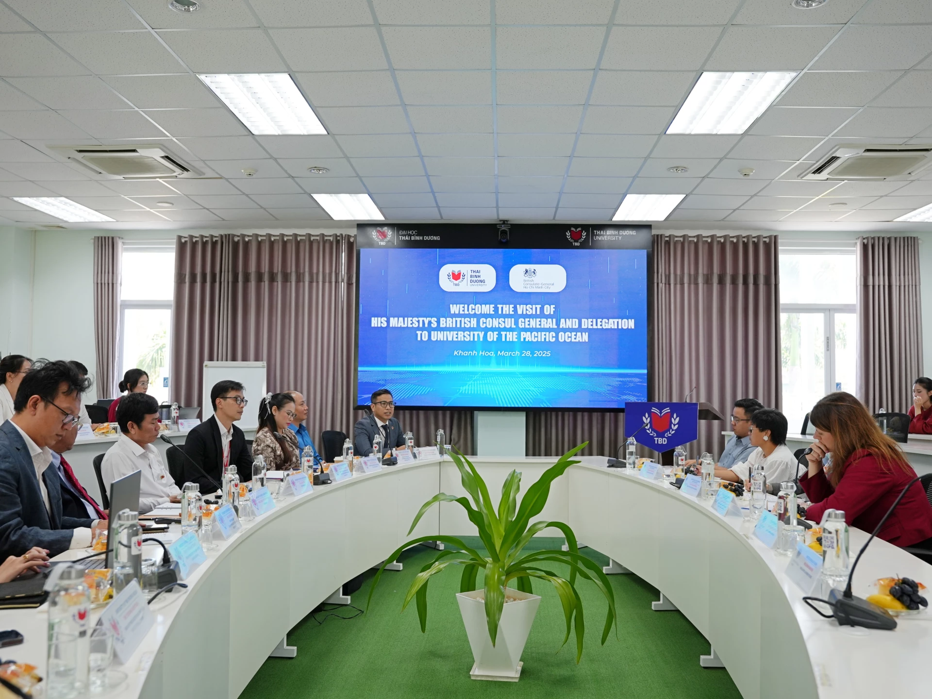 Quang cảnh buổi làm việc. 