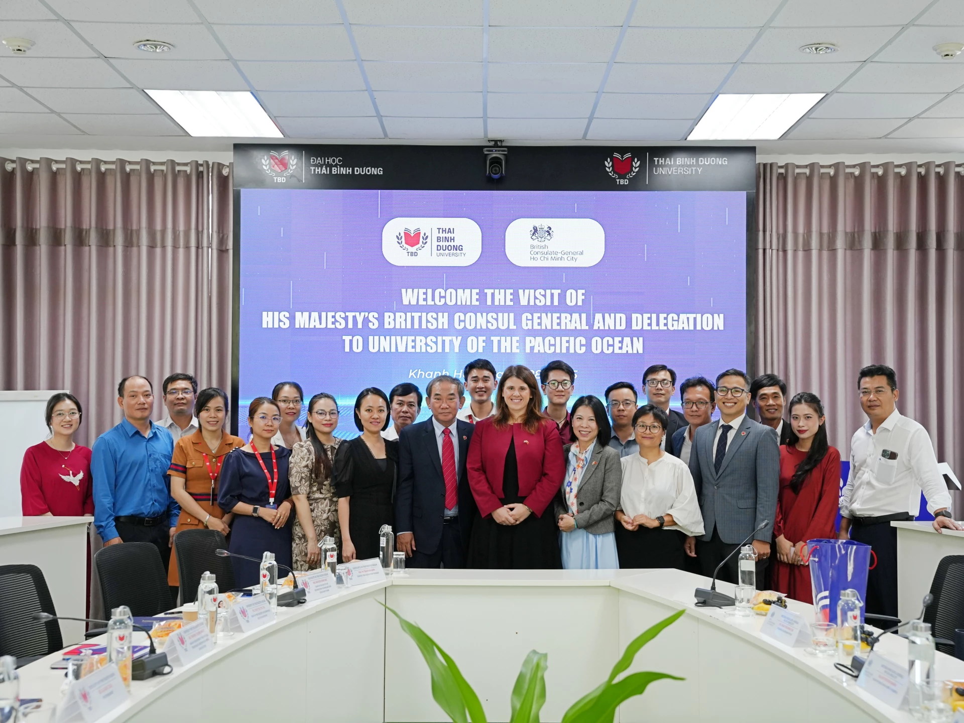 Các đại biểu tham dự buổi làm việc. 