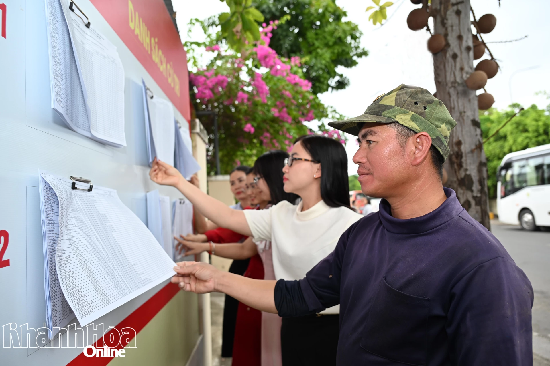 Người dân Tổ dân phố 2 Trường Hải xem danh sách cử tri.