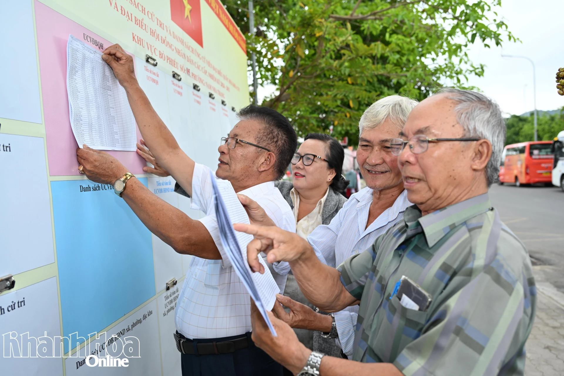 Các thành viên Tổ bầu cử số 5 chuẩn bị vị trí niêm yết danh sách ứng cử viên đại biểu Quốc hội khóa XVI và đại biểu HĐND các cấp nhiệm kỳ 2026 - 2031.