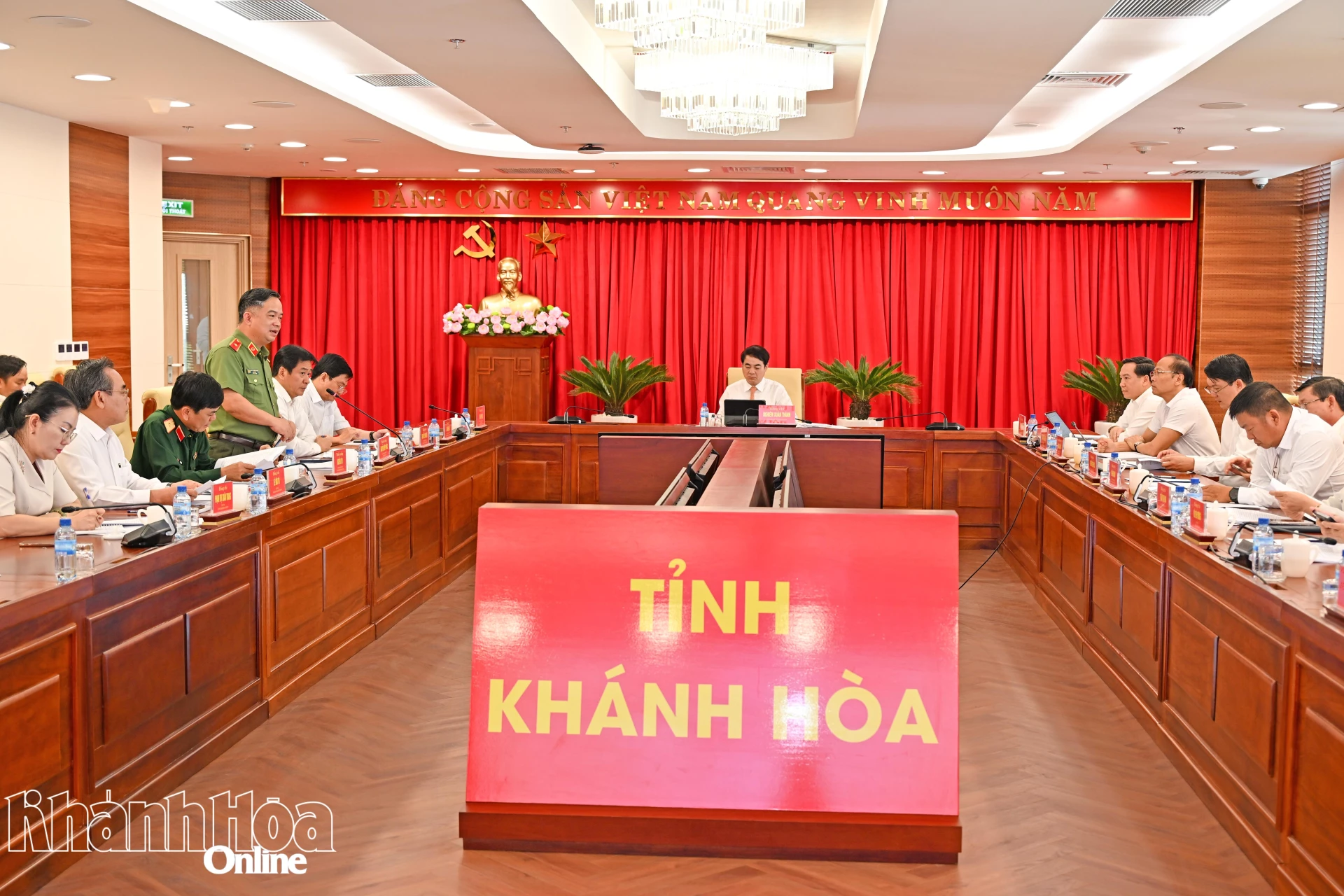 Quang cảnh cuộc họp.