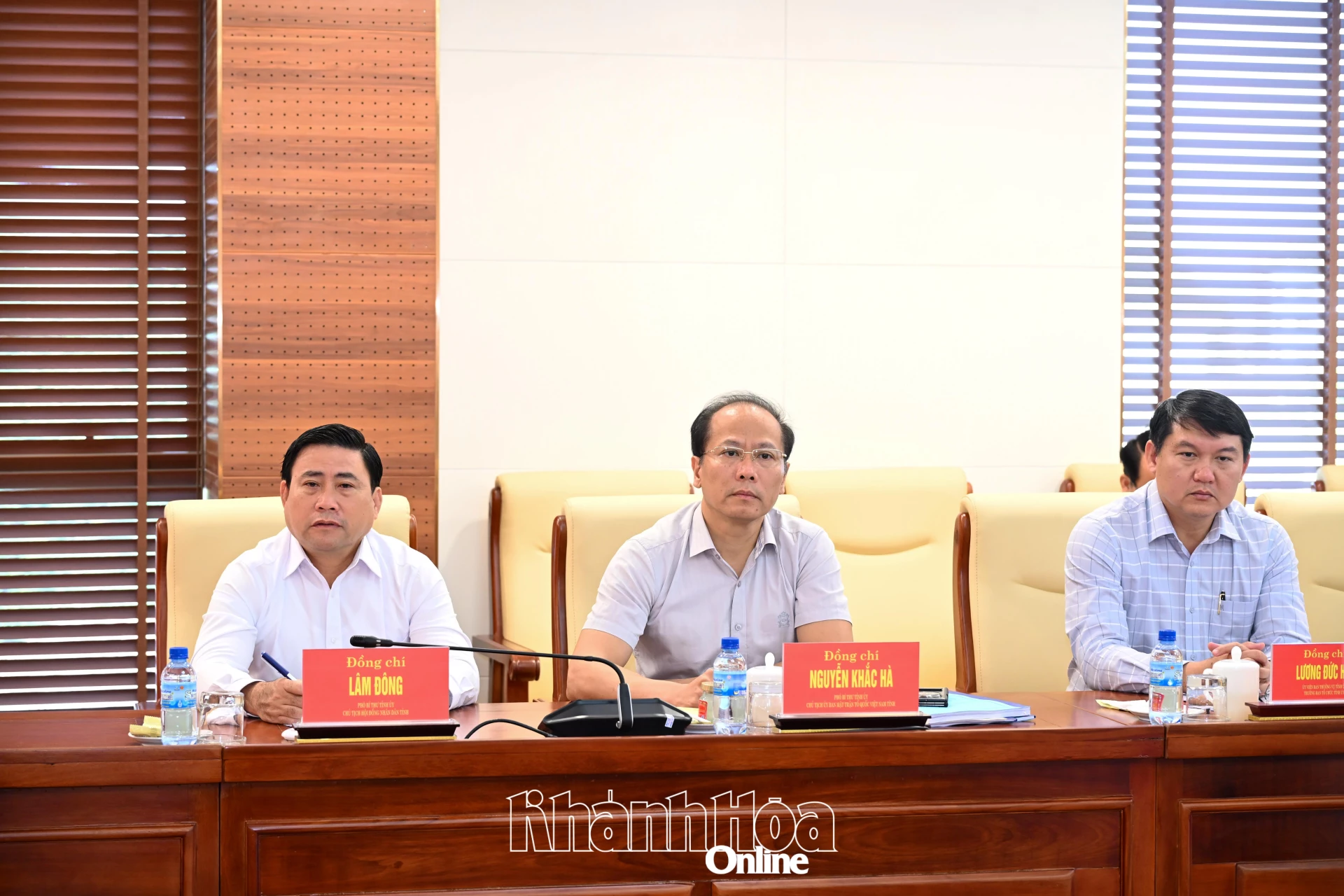 Các đồng chí lãnh đạo tỉnh tham dự buổi công bố quyết định.