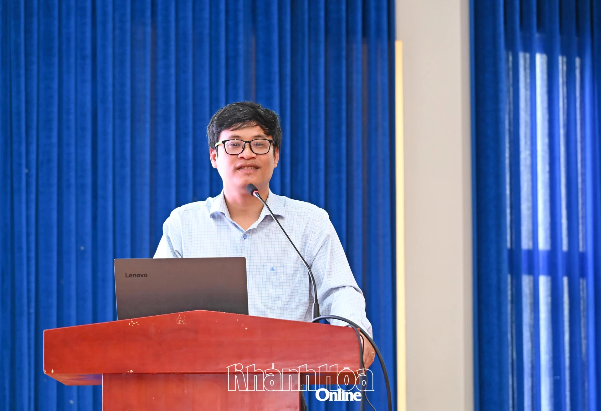 Cán bộ Sở Nội vụ truyền đạt tại hội nghị.