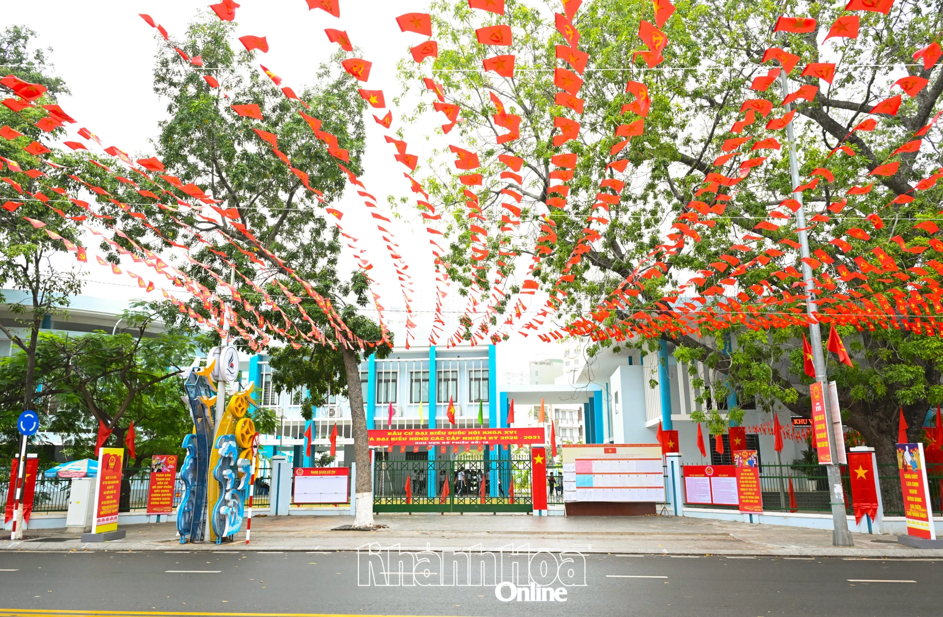 Đường Lê Thánh Tôn, đoạn trước Khu vực bỏ phiếu số 13 (phường Nha Trang) lộng lẫy màu cờ đỏ.