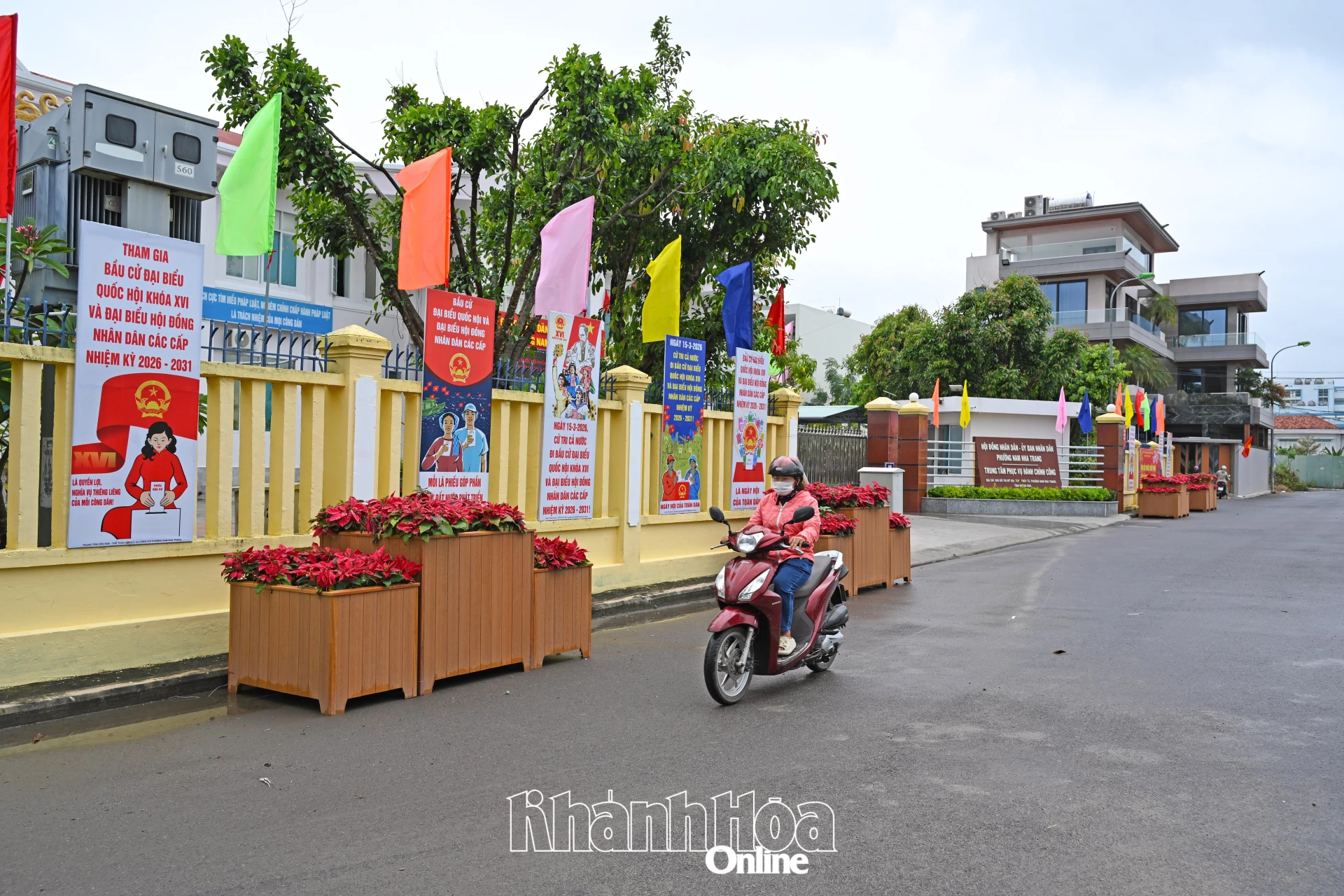 Trụ sở nhiều cơ quan như Đảng ủy phường Tây Nha Trang, UBND phường Nam Nha Trang được trang hoàng rực rỡ.  