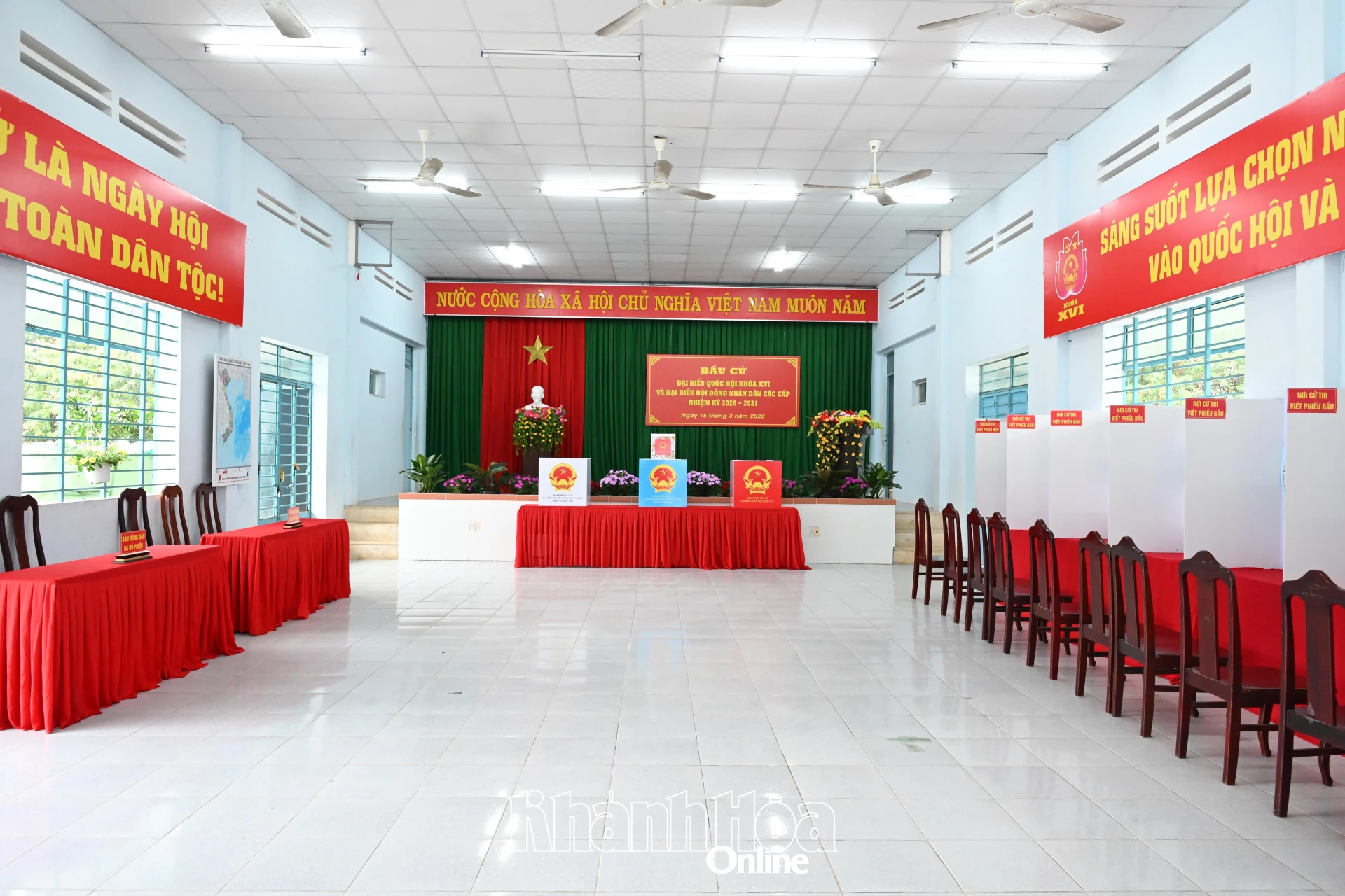 Khu vực bỏ phiếu số 29 (phường Nam Nha Trang) được bố trí tại hội trường Nhà văn hóa Thành Phát nên khá rộng rãi.  