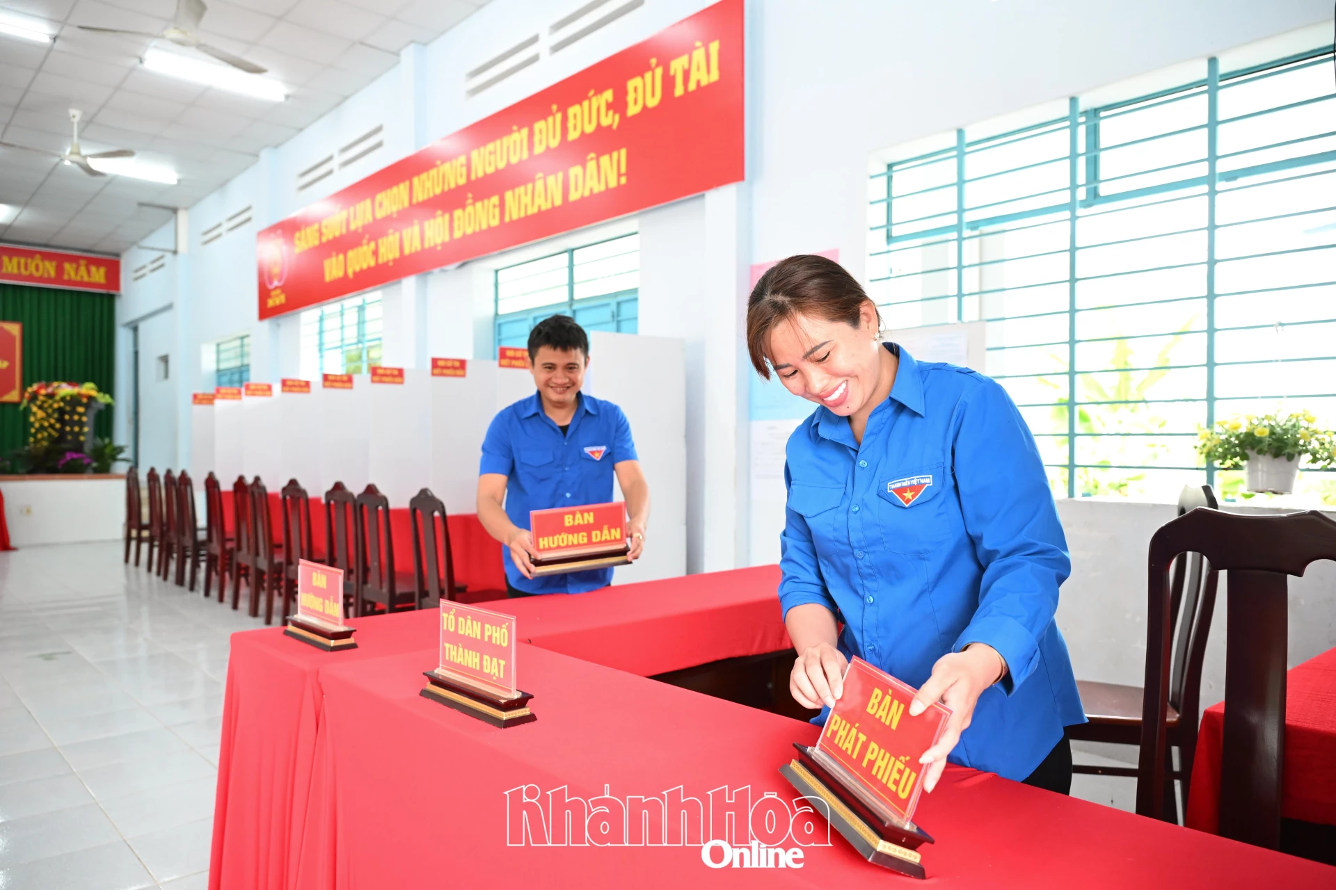 Đoàn viên, thanh niên Tổ dân phố Thành Phát, Thành Đạt (phường Nam Nha Trang) sắp xếp khu vực phát phiếu bầu.