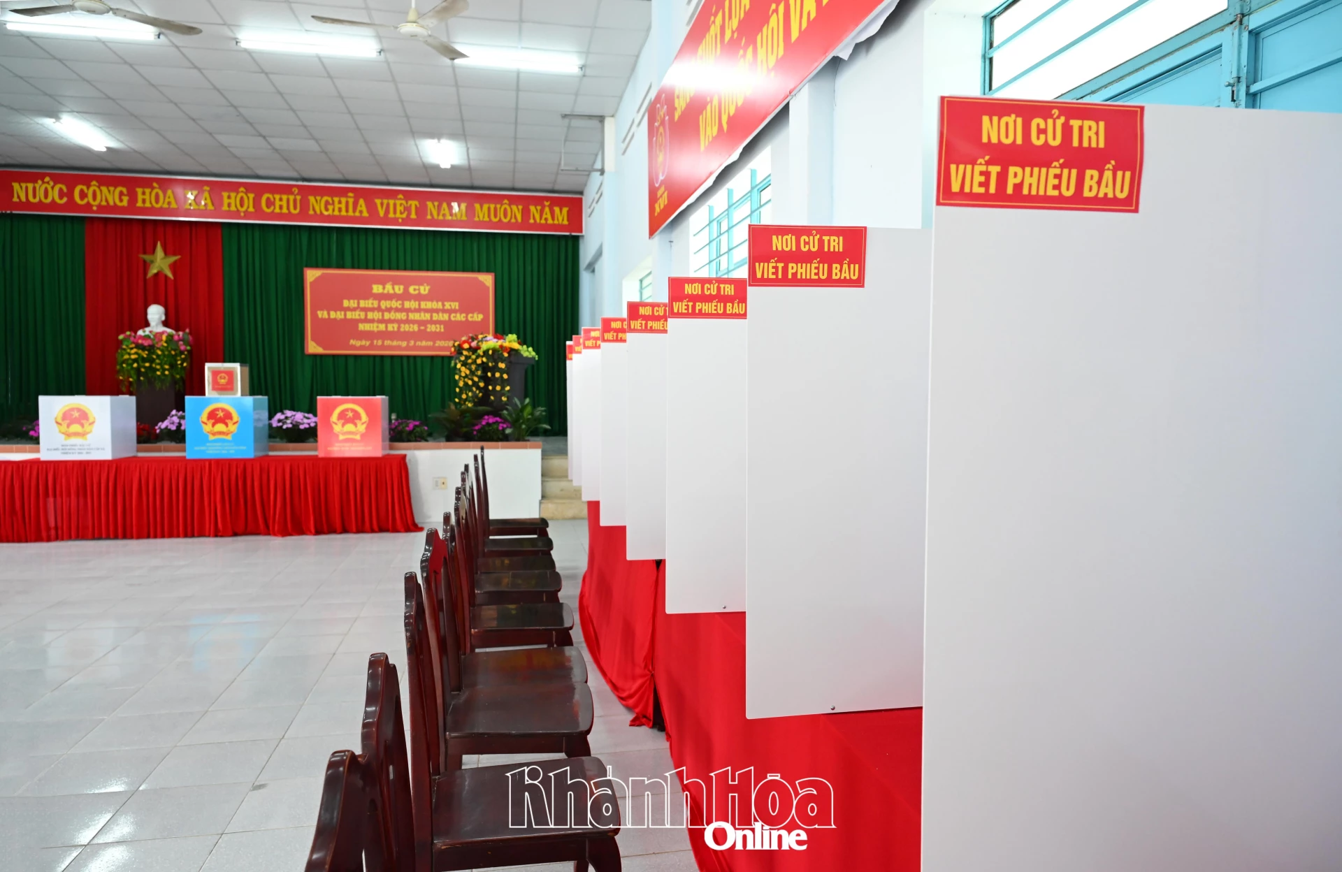 Các khu vực viết phiếu bầu được bố trí rất ngăn nắp.