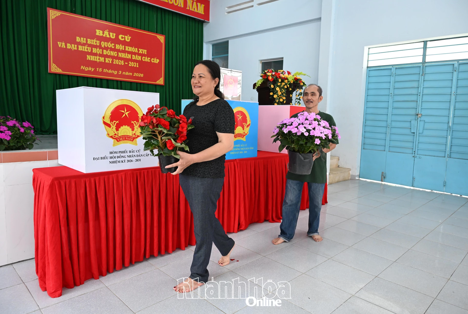 Trang trí thêm hoa tươi tại Khu vực bỏ phiếu số 29 (phường Nam Nha Trang).