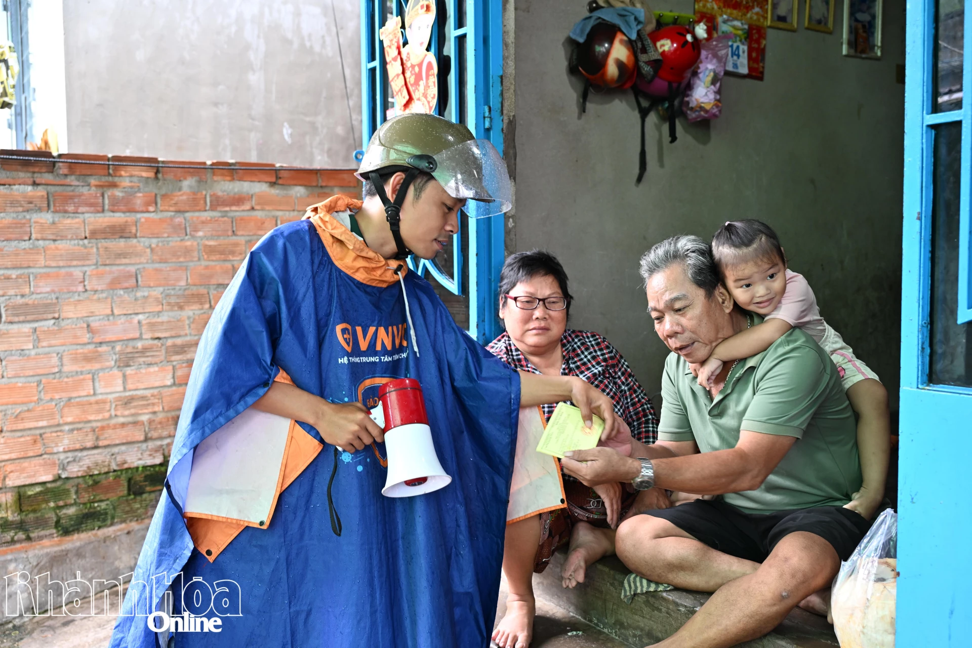 Tổ trưởng Tổ dân phố Thành Phát (phường Nam Nha Trang) nhắc nhở bà con mang theo thẻ cử tri khi đi bầu cử.