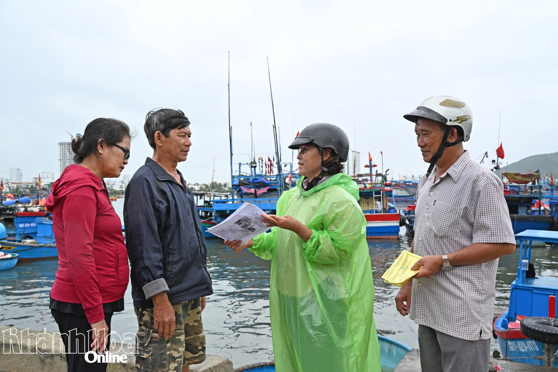Cán bộ tổ dân phố Phú Thịnh, Phú Cường tuyên truyền, hướng dẫn bà con ngư dân về thể lệ bầu cử.