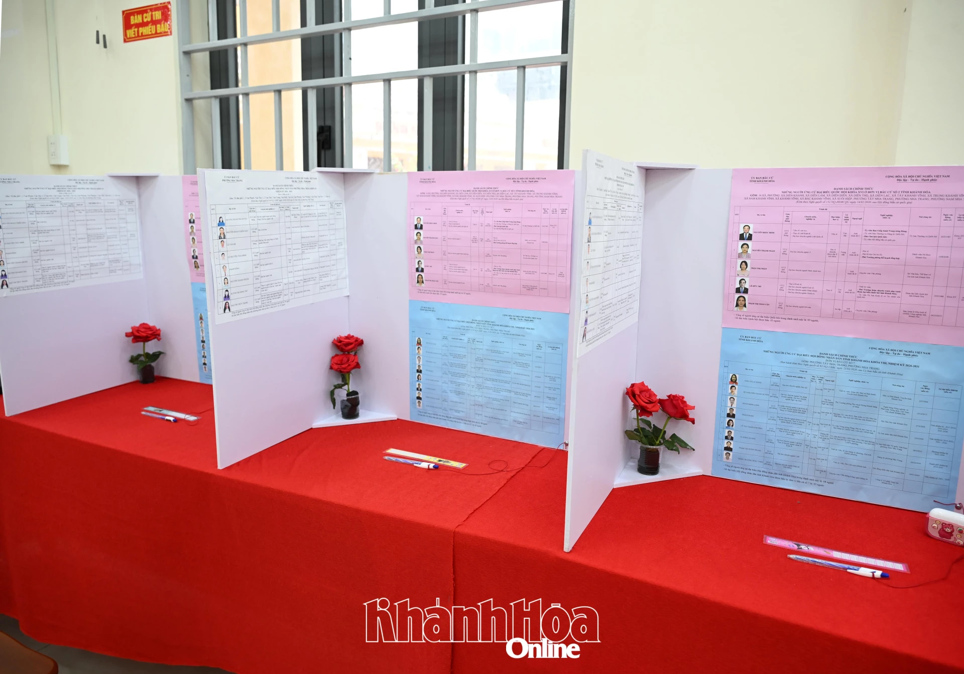 Nhiều bàn viết phiếu bầu ở phường Nha Trang, Nam Nha Trang còn bố trí thêm bình hoa.