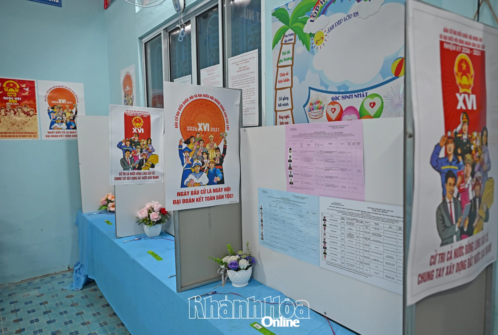 Nhiều bàn viết phiếu bầu ở phường Nha Trang, Bắc Nha Trang còn được bố trí thêm bình hoa.