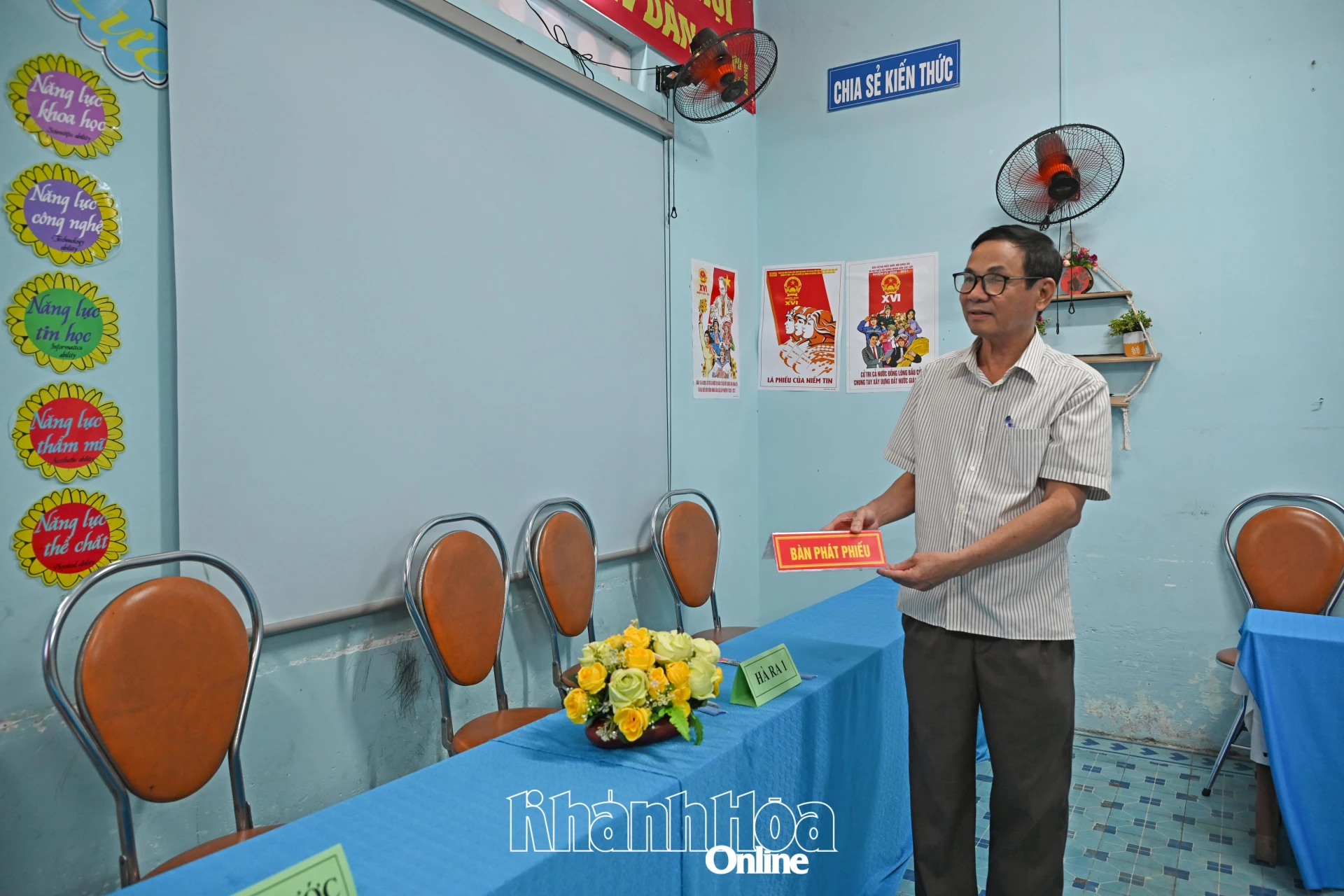 Sắp xếp các bảng thông báo tại Khu vực bỏ phiếu số 4 (phường Bắc Nha Trang).