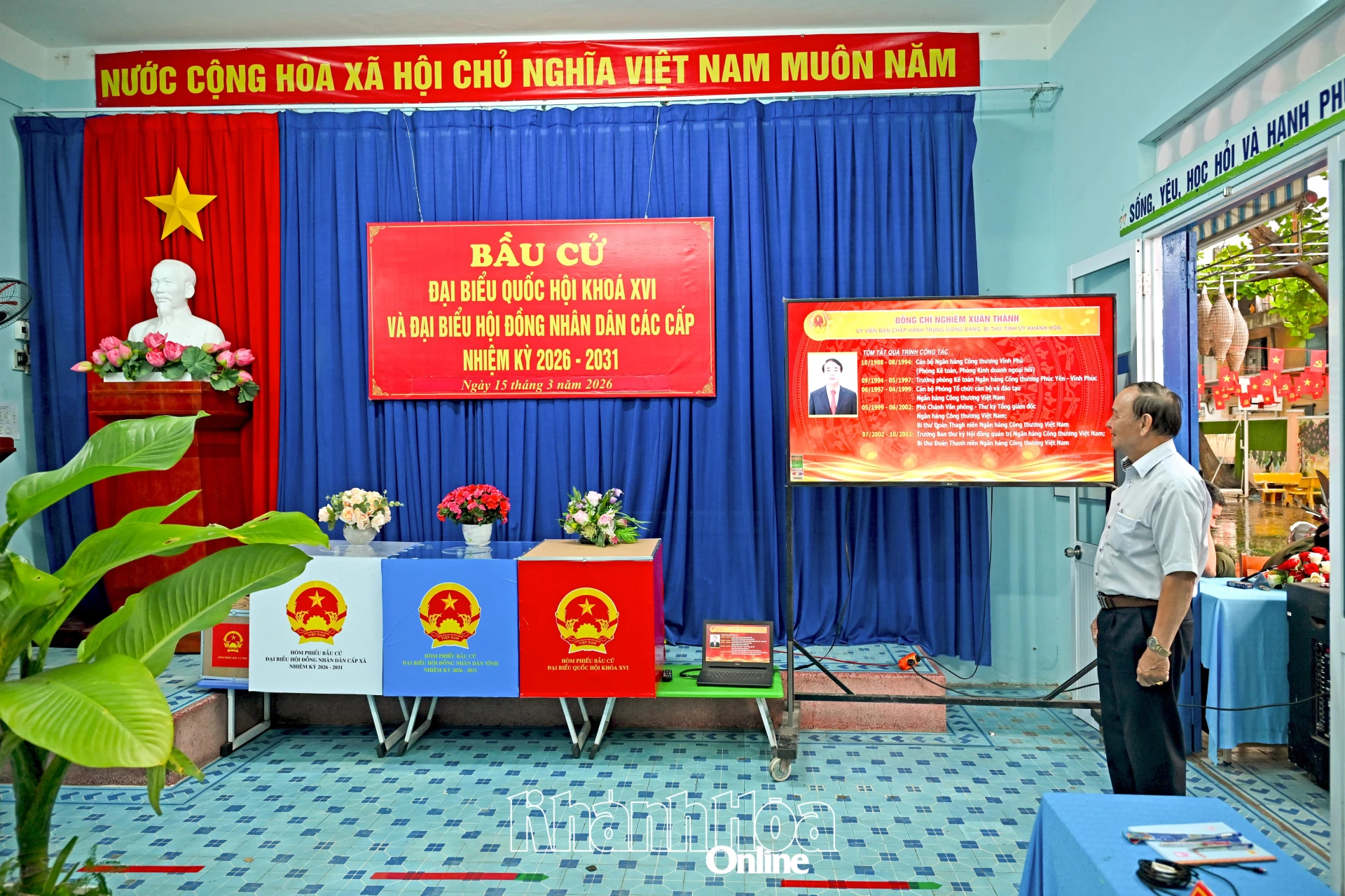 Khu vực bỏ phiếu số 4 phường Bắc Nha Trang còn bố trí màn hình hiển thị thông tin ứng cử viên ngay tại phòng bỏ phiếu để cử tri thuận tiện đọc thông tin.