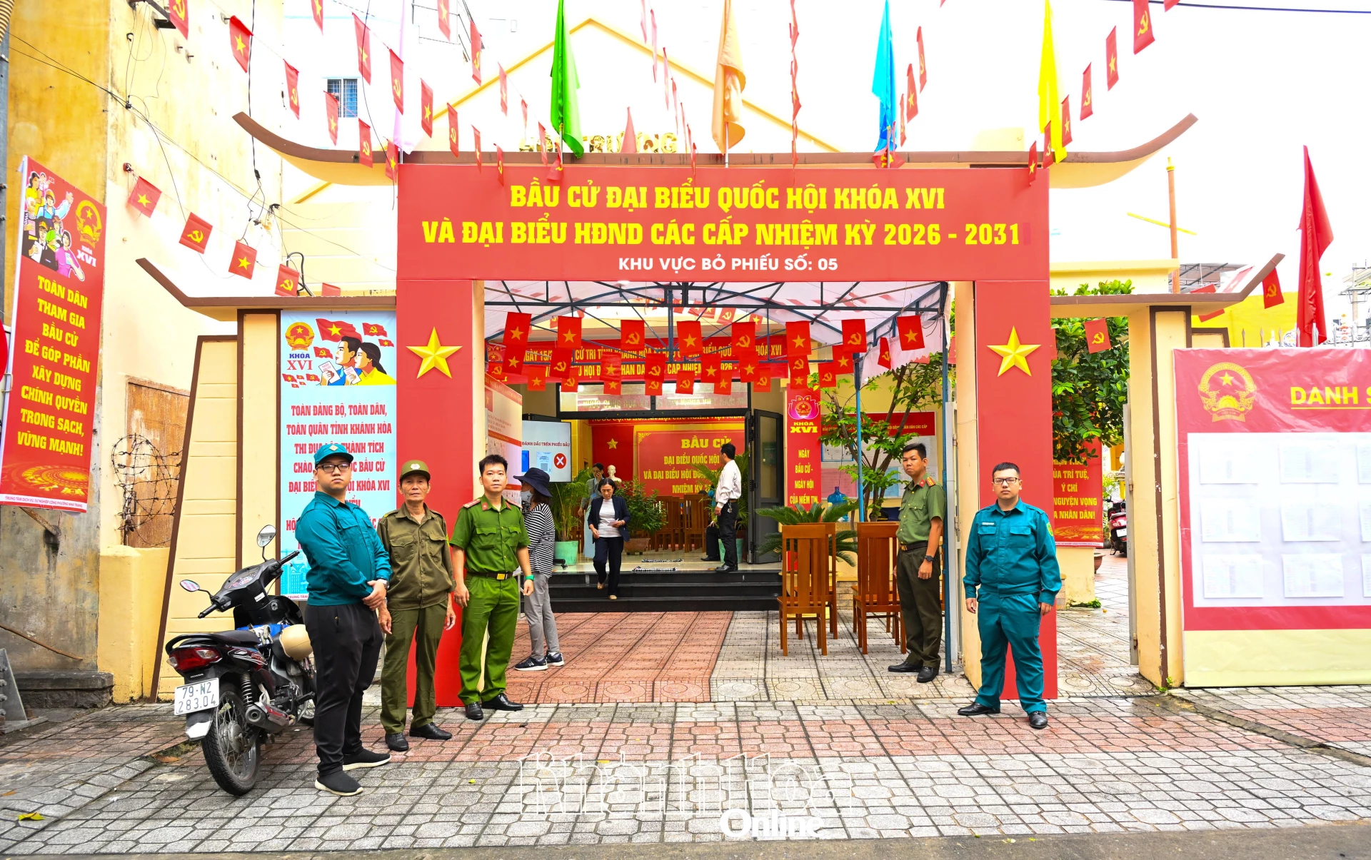 Khu vực bỏ phiếu số 5 phường Nha Trang bố trí các lực lượng đón tiếp, hướng dẫn cử tri chu đáo.