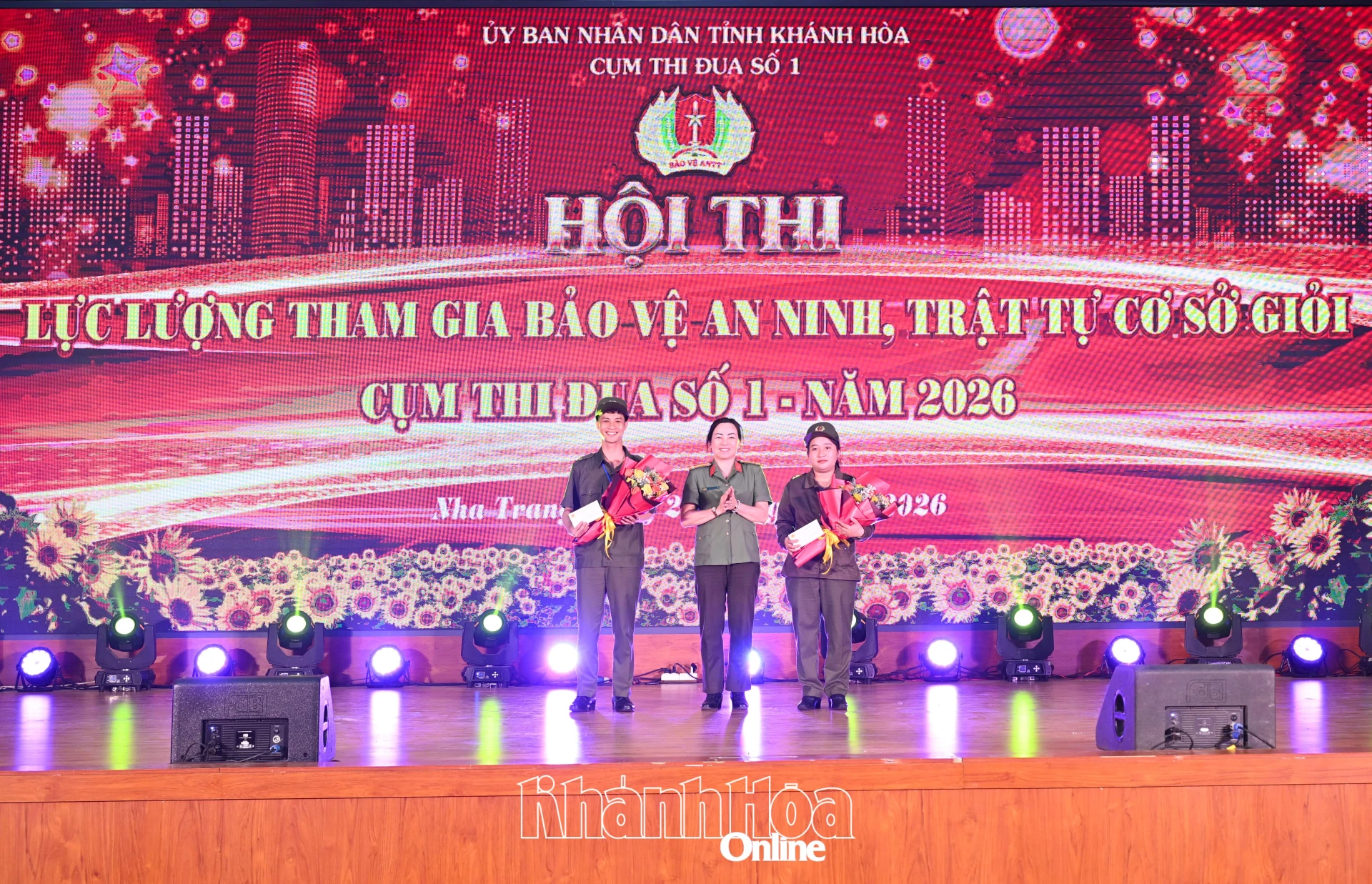 Các đội thi được nhận giải khuyến khích.