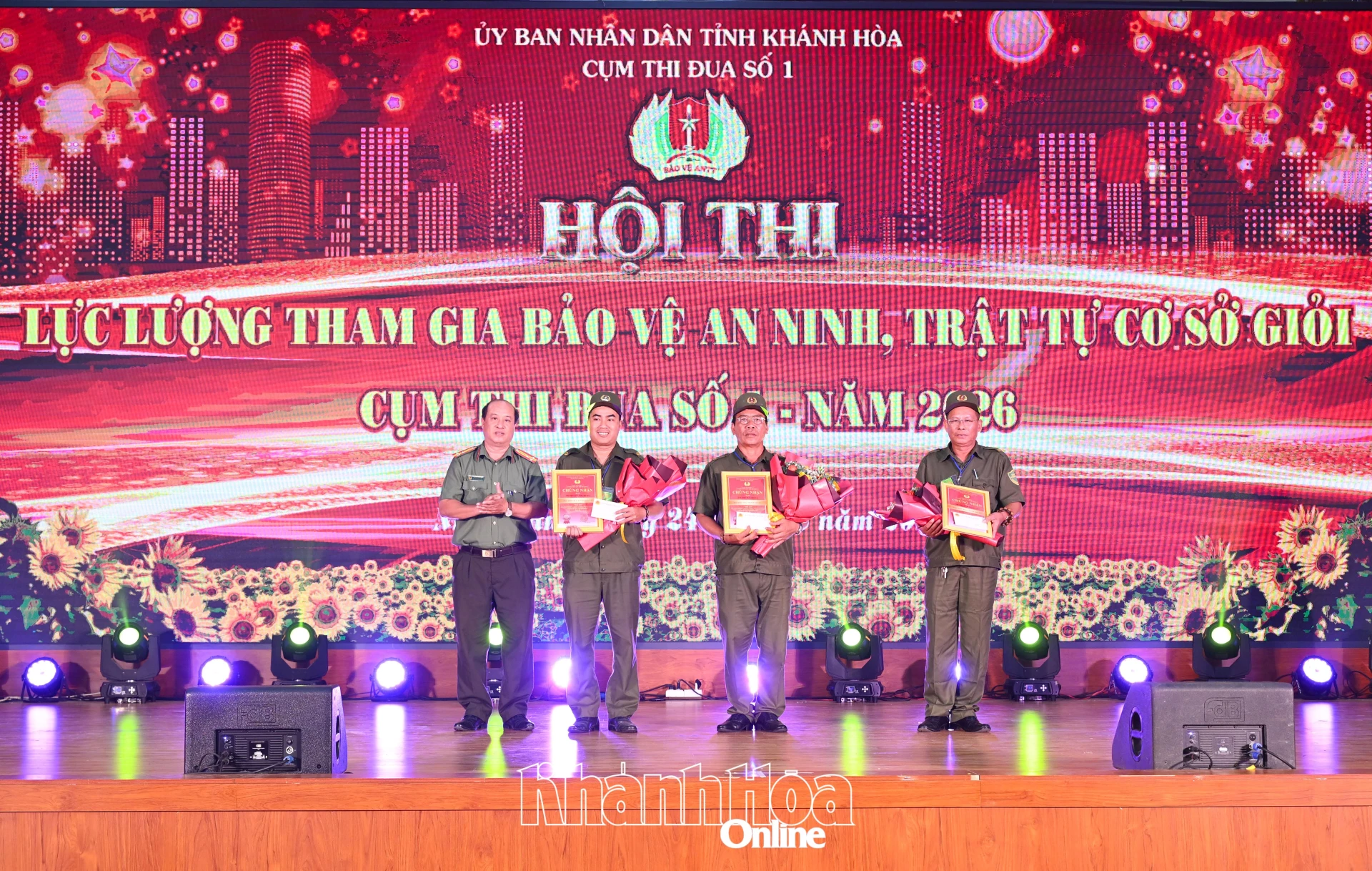 Các đội thi được nhận giải ba.