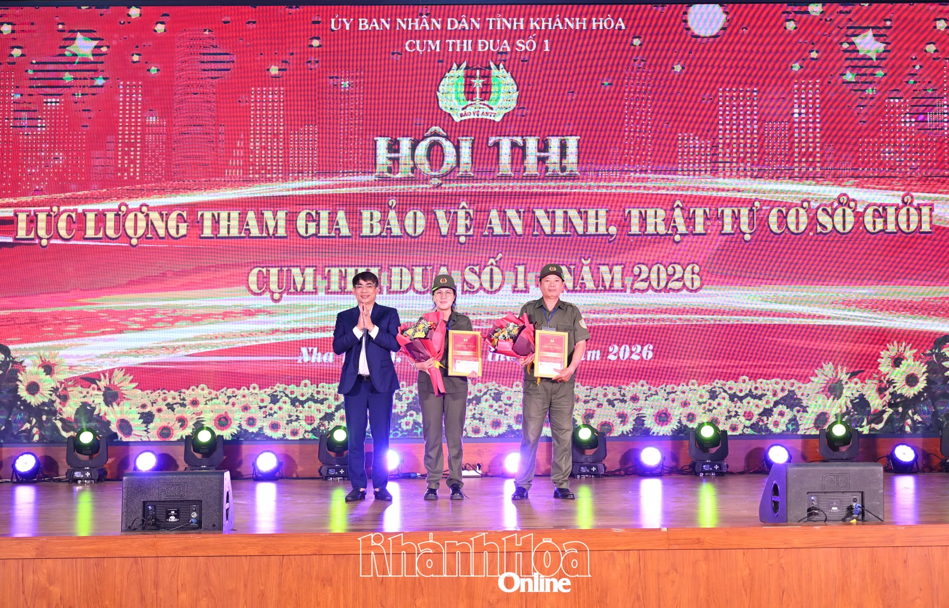 Ông Trần Xuân Tây trao giải nhì cho các đội thi.