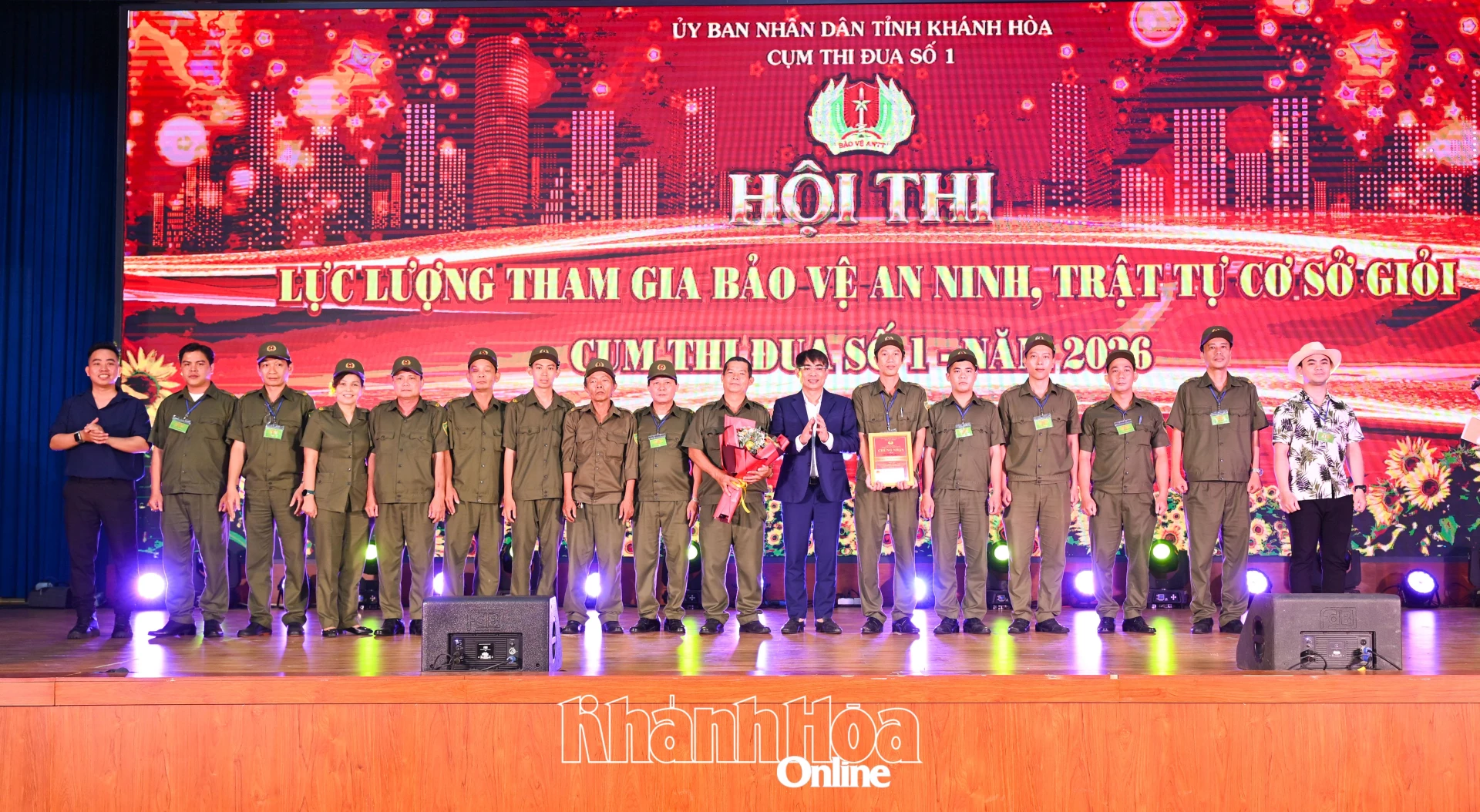 Ông Trần Xuân Tây trao giải nhất cho đội thi phường Nha Trang.