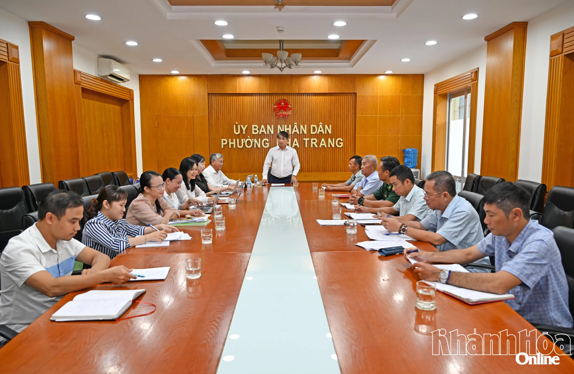 Chủ tịch UBND phường Trần Xuân Tây chủ trì cuộc họp.