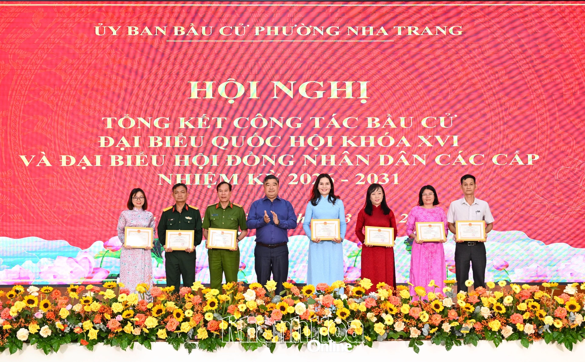 Bí thư Đảng ủy phường Tạ Hồng Quang trao giấy khen cho các tập thể.