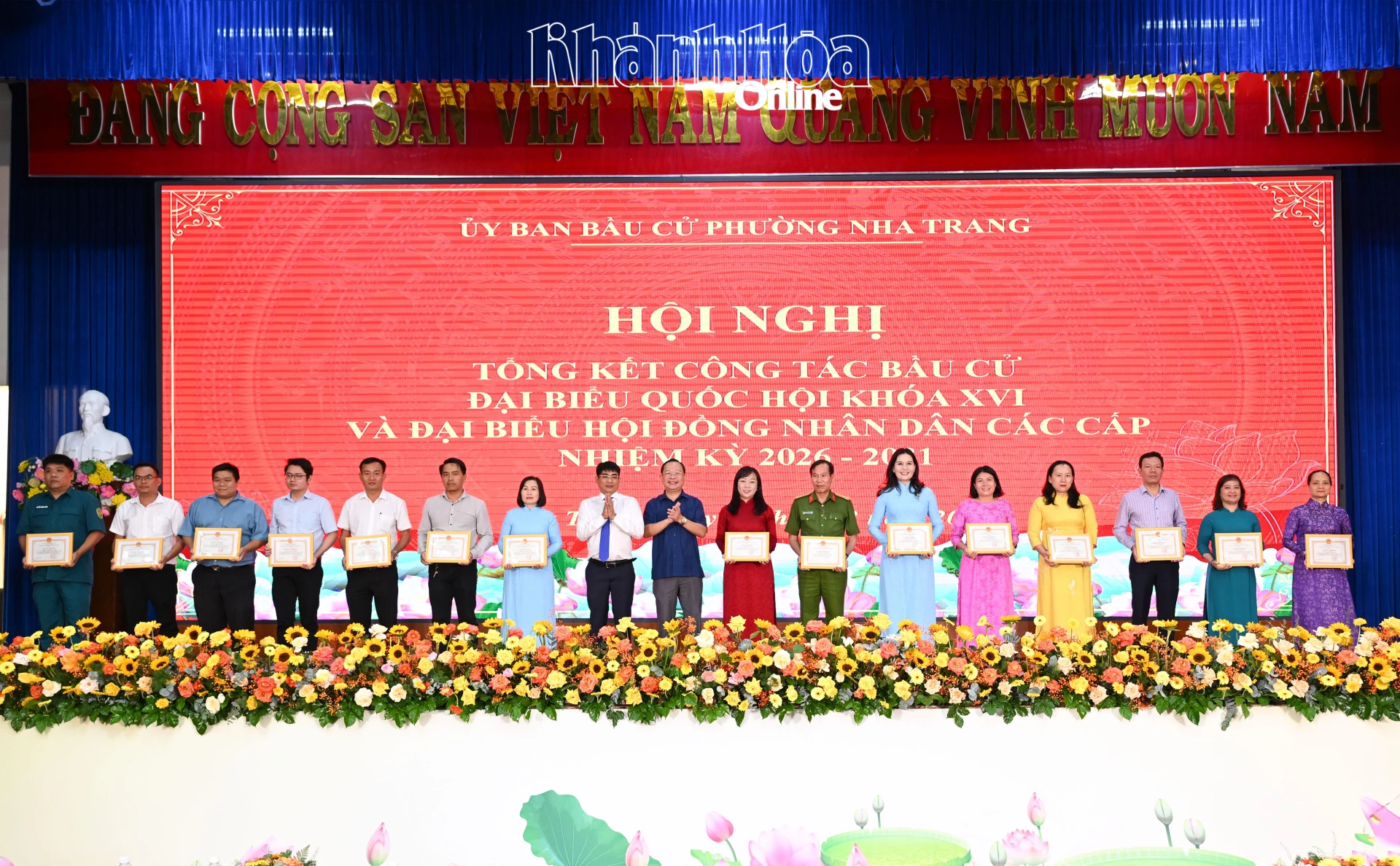 Phó Bí thư Thường trực Đảng ủy phường Lưu Thành Nhân và Chủ tịch UBND phường Trần Xuân Tây trao giấy khen cho các cá nhân.