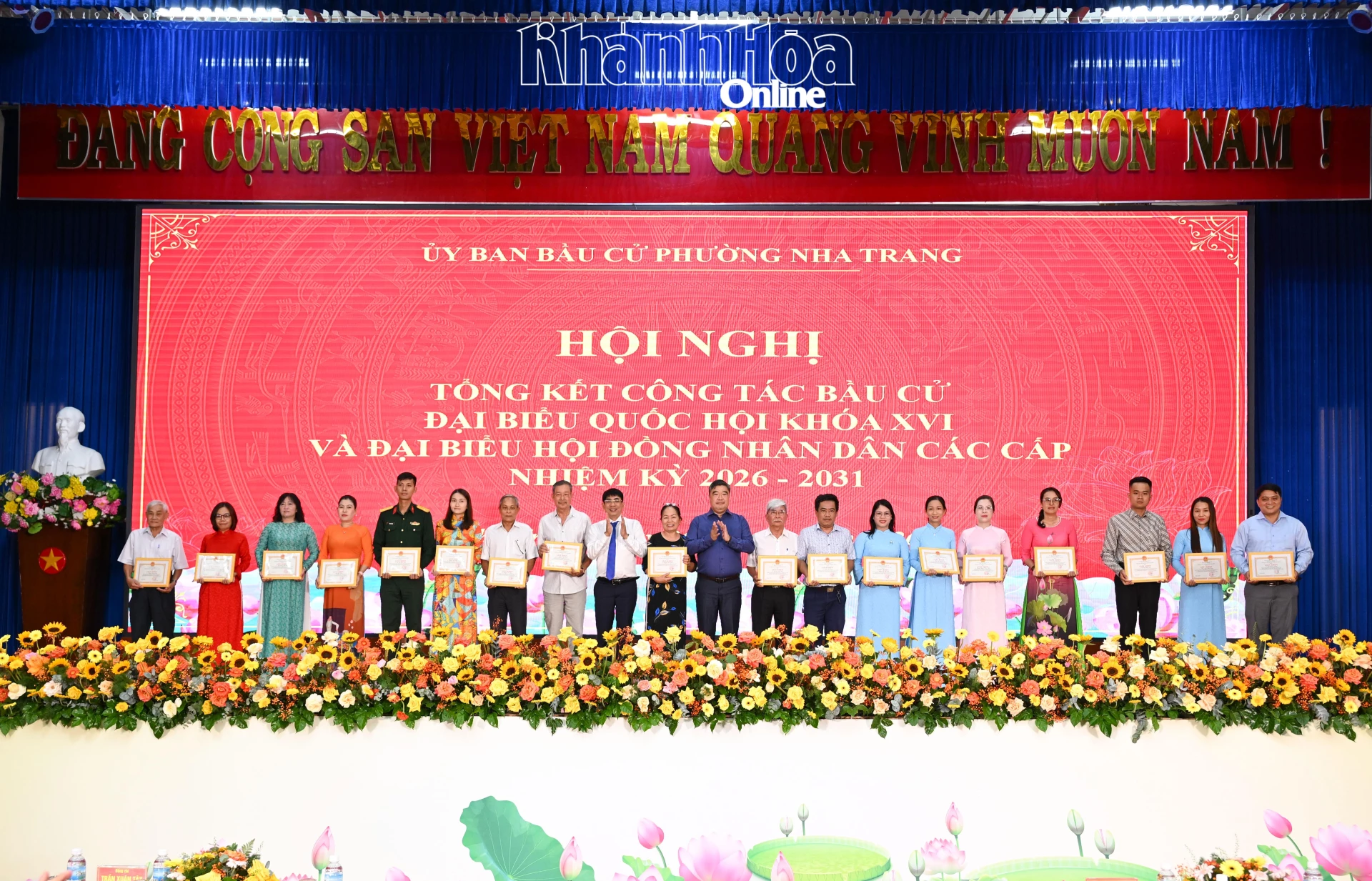 Các cá nhân được nhận giấy khen.