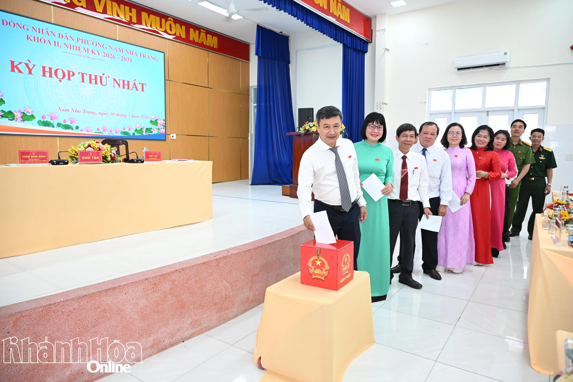 Các đại biểu bỏ phiếu bầu Chủ tịch HĐND phường Nam Nha Trang.