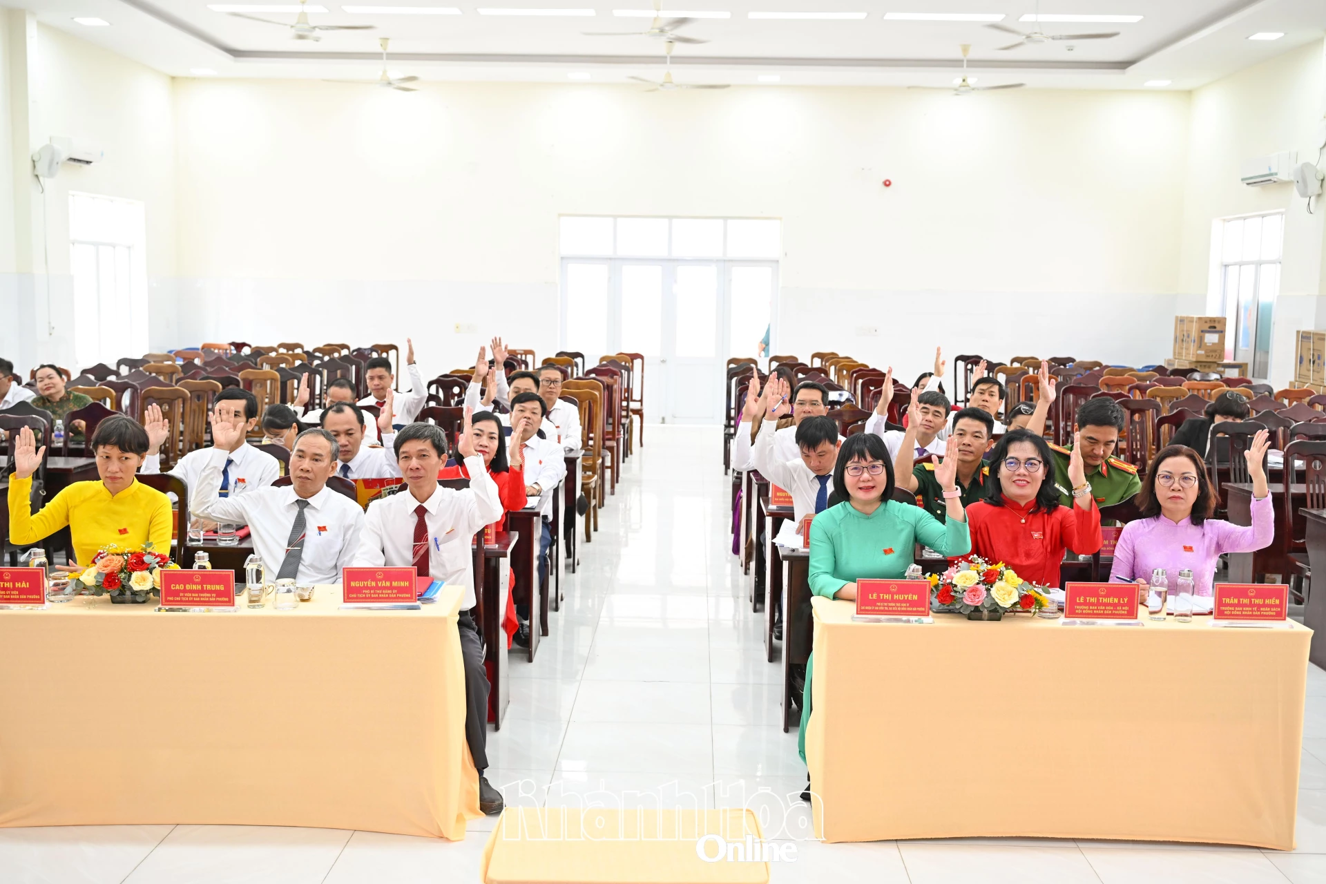 Các đại biểu biểu quyết thông qua nghị quyết về việc bầu chức danh Chủ tịch HĐND phường Nam Nha Trang.