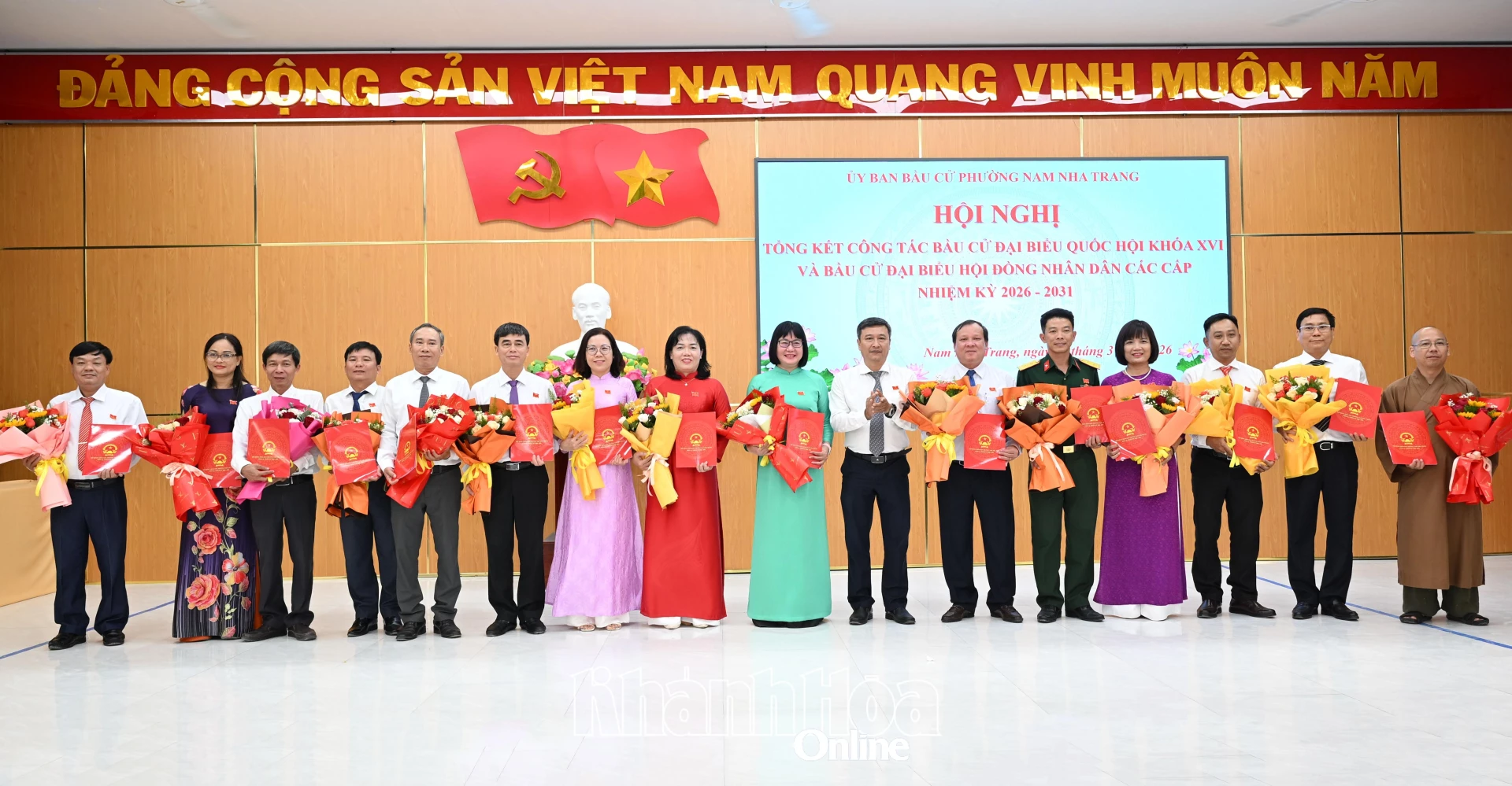 Lãnh đạo Đảng ủy phường trao giấy chứng nhận đại biểu HĐND phường Nam Nha Trang khóa II, nhiệm kỳ 2026-2031 cho các đại biểu.