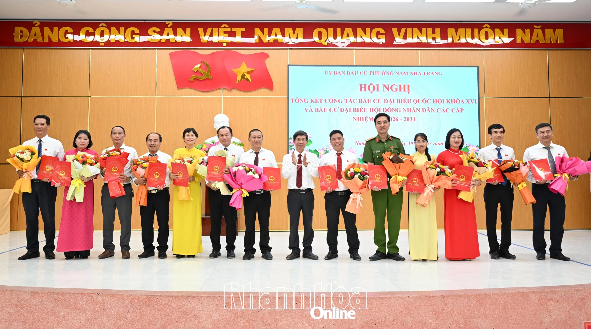 Lãnh đạo UBND phường trao giấy chứng nhận đại biểu HĐND phường Nam Nha Trang khóa II, nhiệm kỳ 2026-2031 cho các đại biểu.