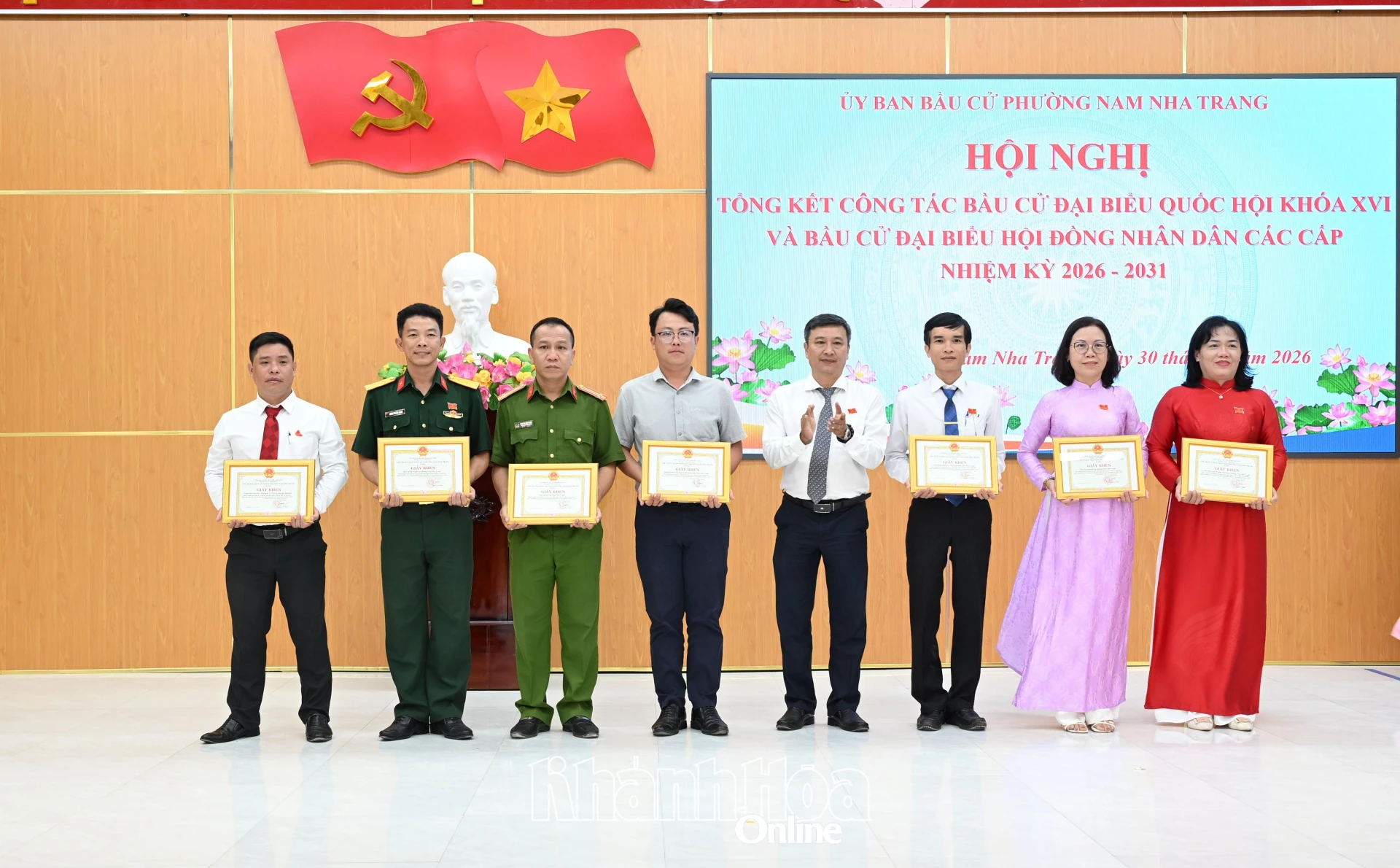 Lãnh đạo Đảng ủy phường trao giấy khen cho các tập thể. 