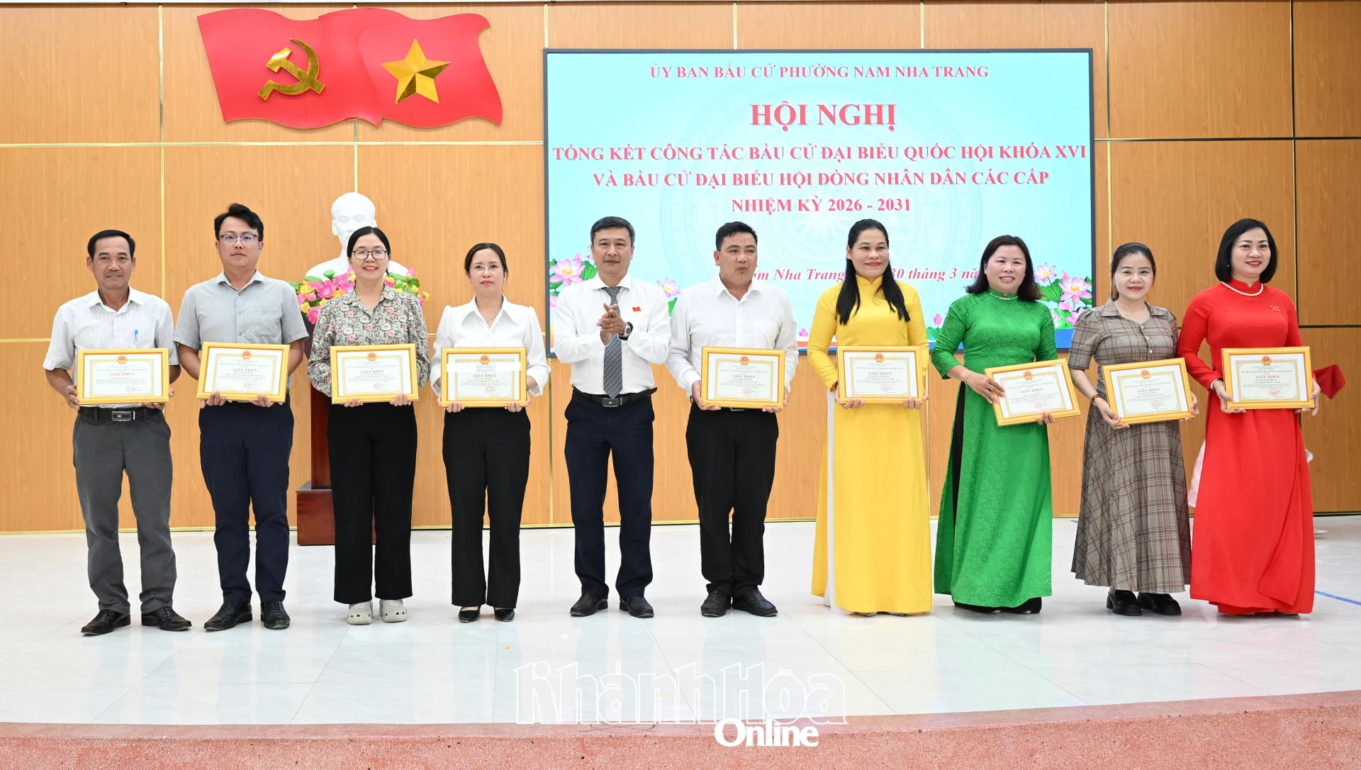 Lãnh đạo Đảng ủy phường trao giấy khen cho các cá nhân.